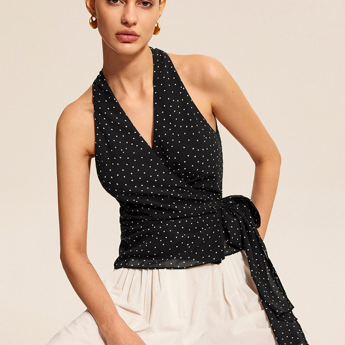 Halter top z wiązaniem i kropkami