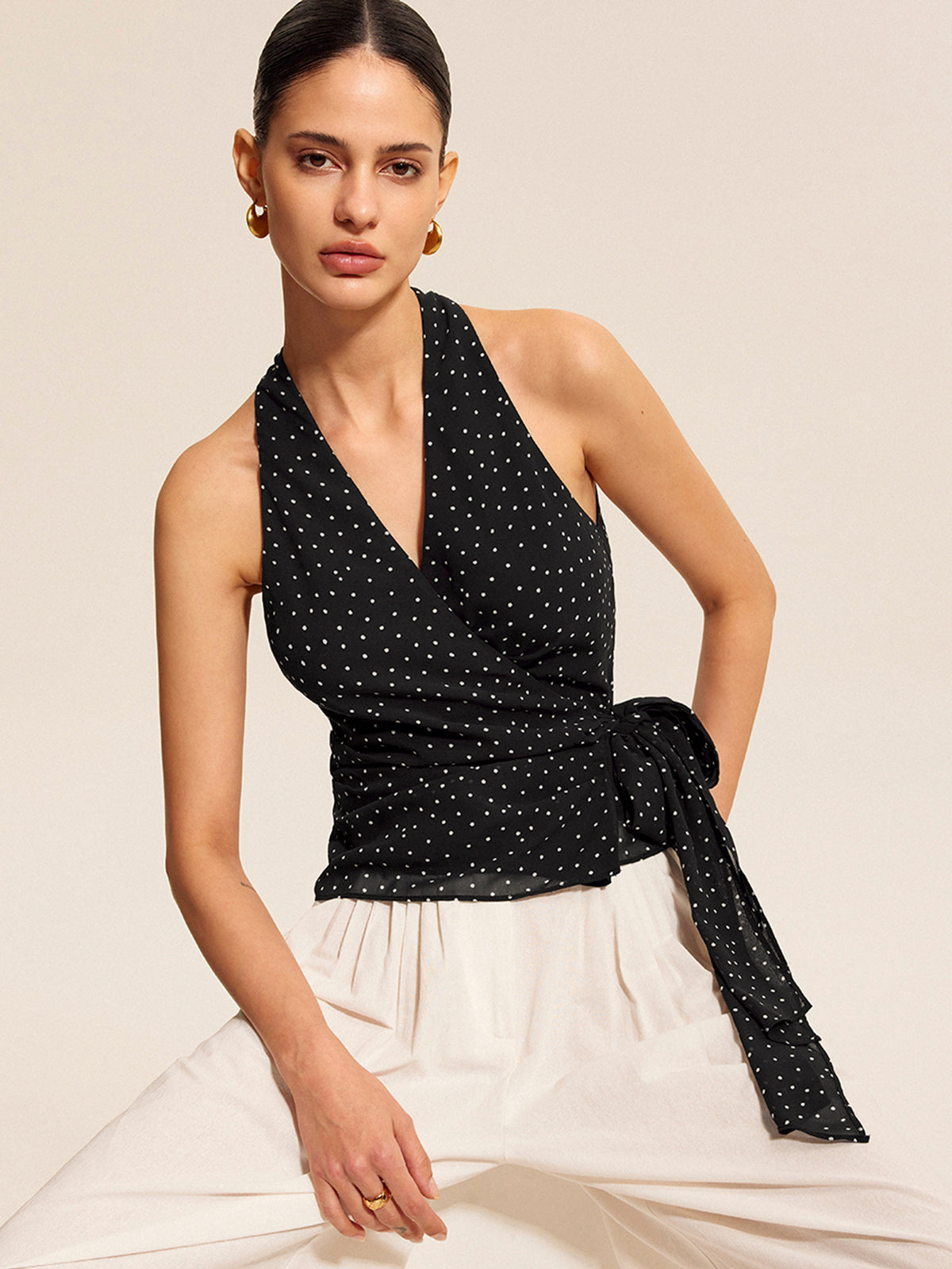 Halter top z wiązaniem i kropkami
