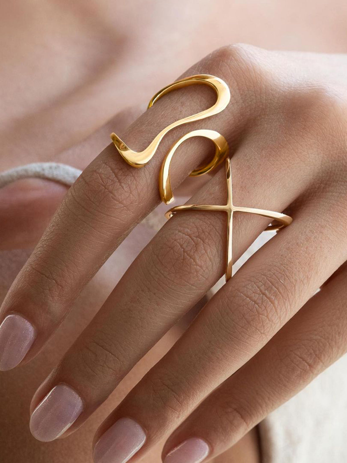 Pierścionek otwarty ze złotym wirującym wzorem