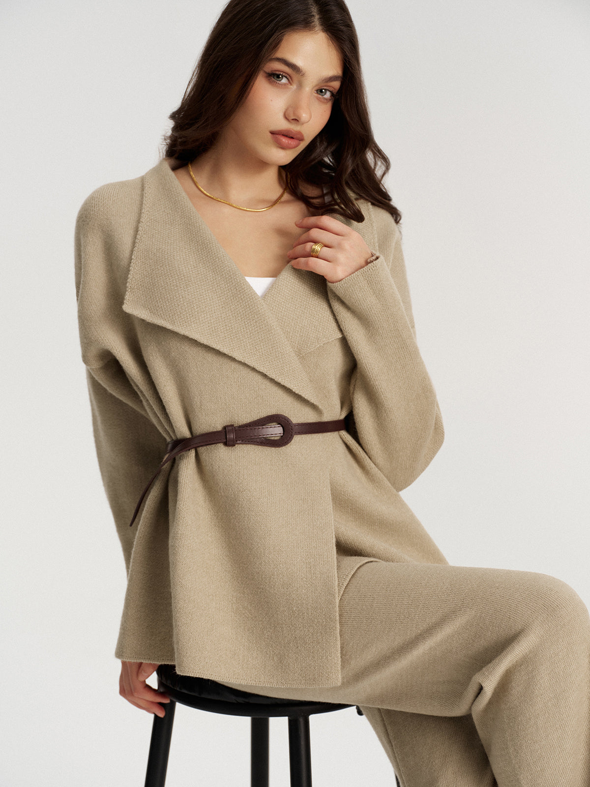 Komplet z dzianinowym żakietem z paskiem i spodniami