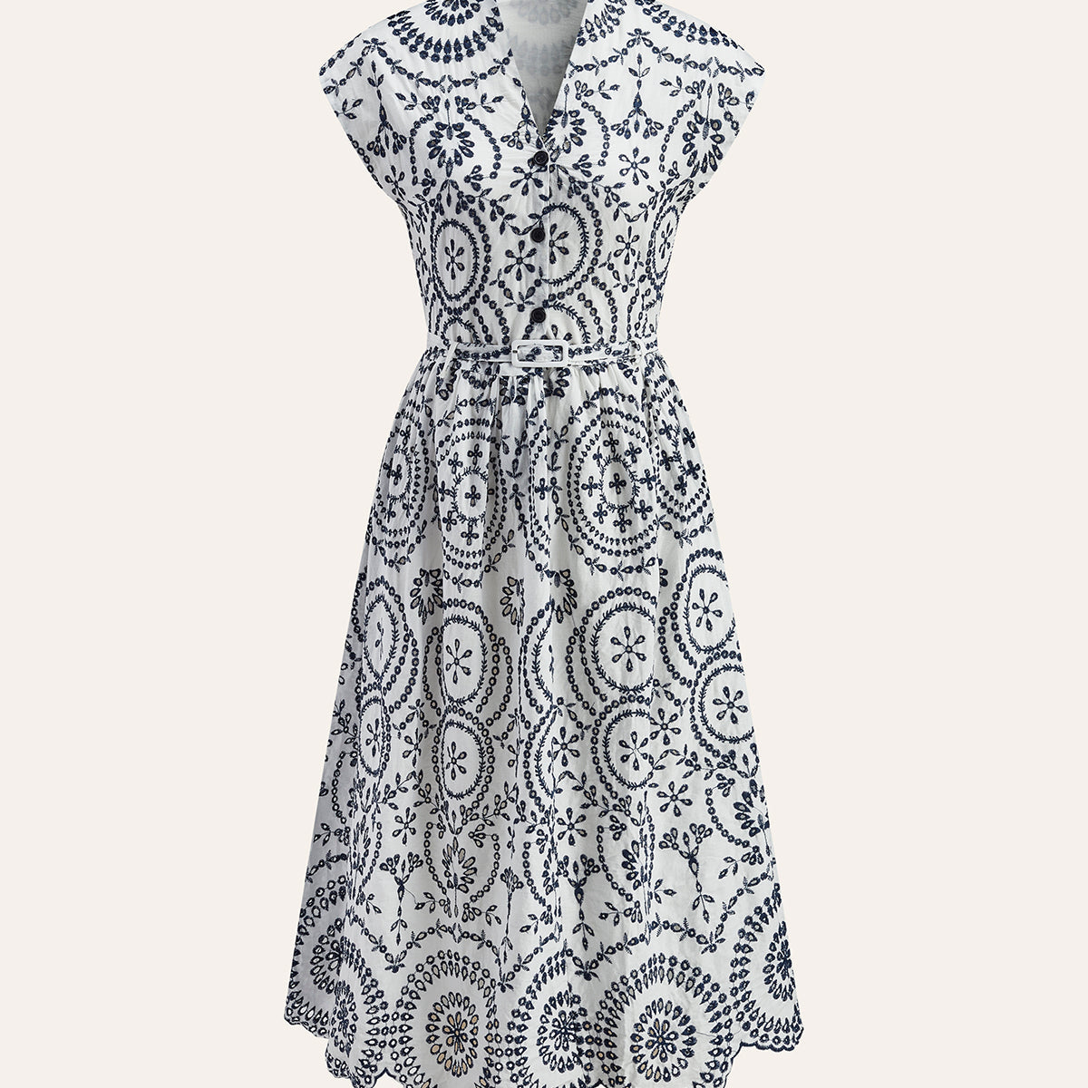 Haftowana sukienka z dekoltem w serek i paskiem