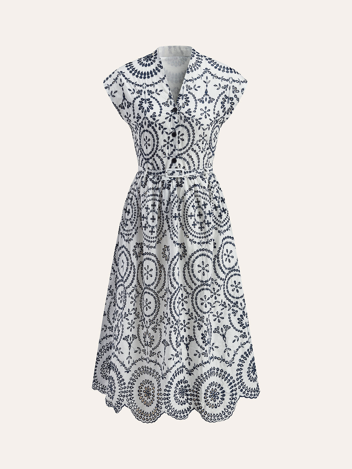 Haftowana sukienka z dekoltem w serek i paskiem