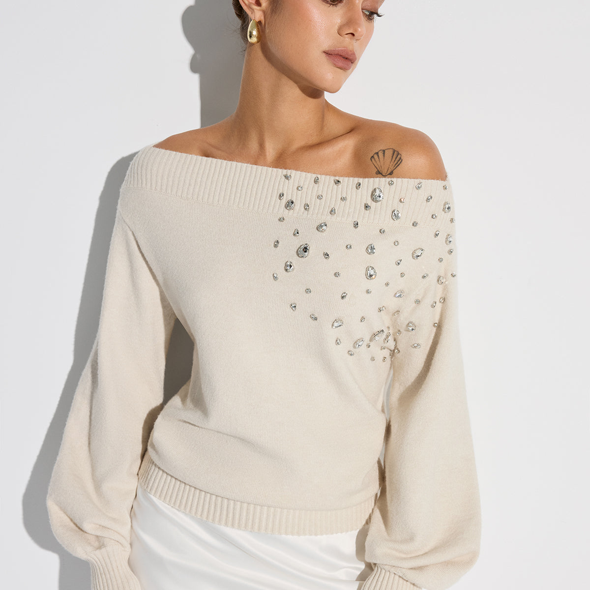 Sweter z odkrytymi ramionami zdobiony kryształkami