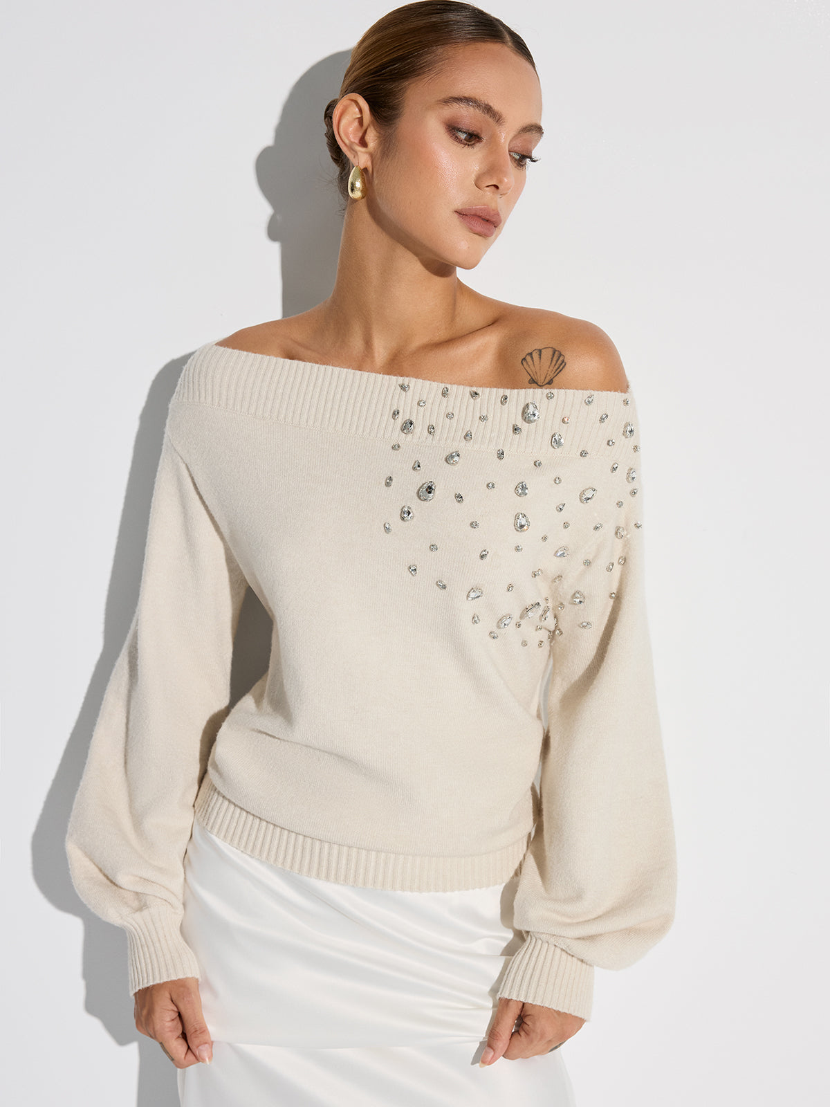 Sweter z odkrytymi ramionami zdobiony kryształkami