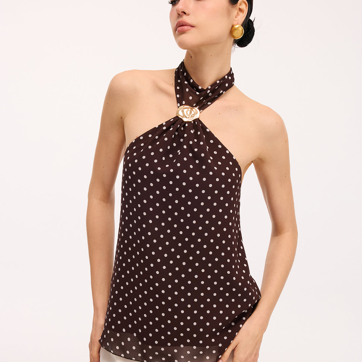 Top z odkrytymi plecami w grochy z metalowym detalem