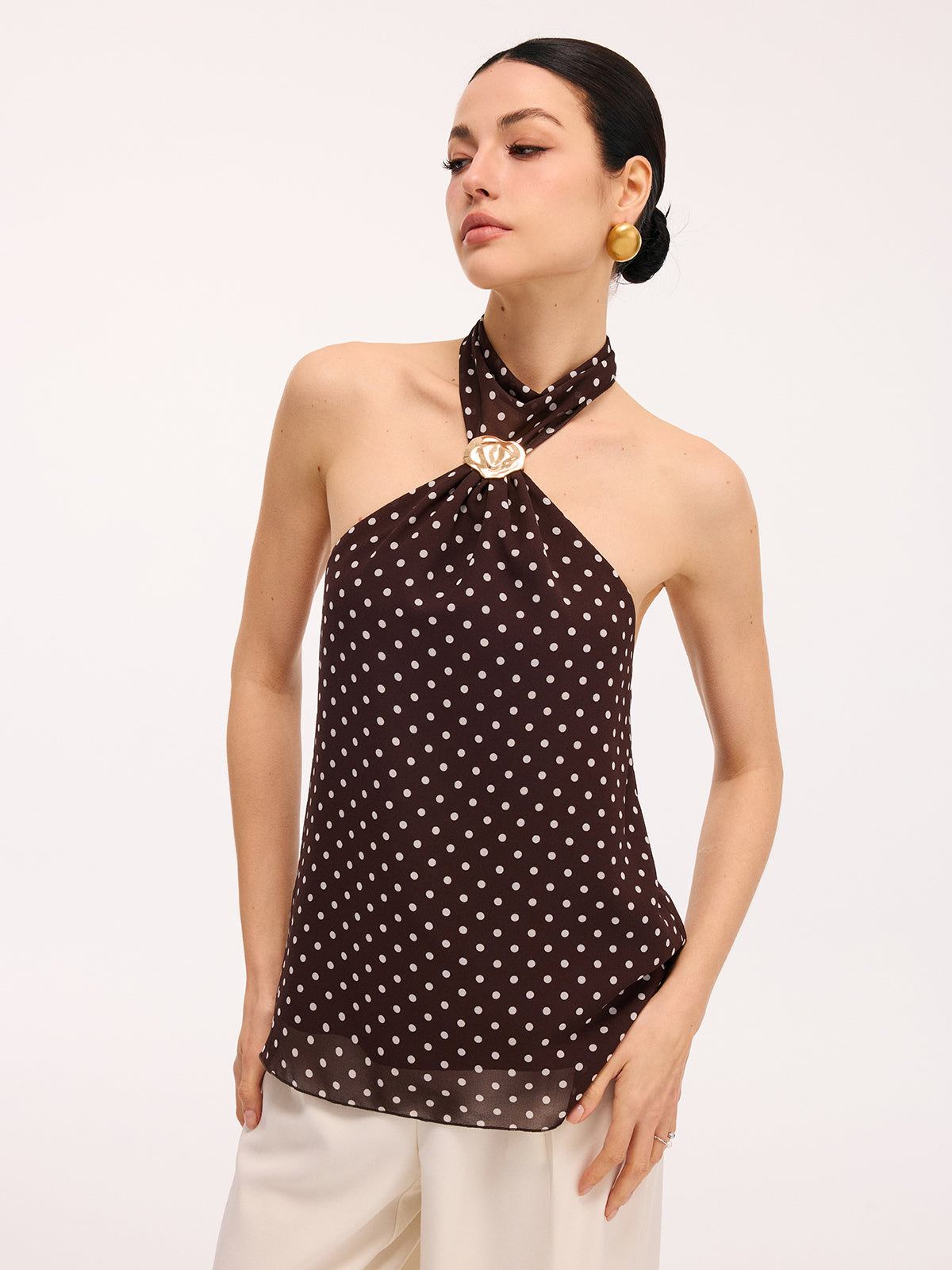 Top z odkrytymi plecami w grochy z metalowym detalem