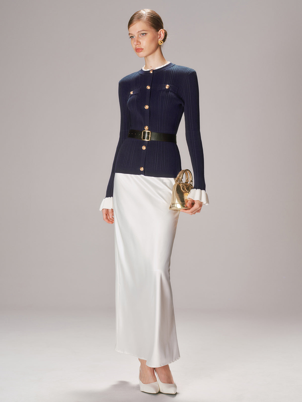 Prążkowany sweter z metalowymi guzikami i paskiem