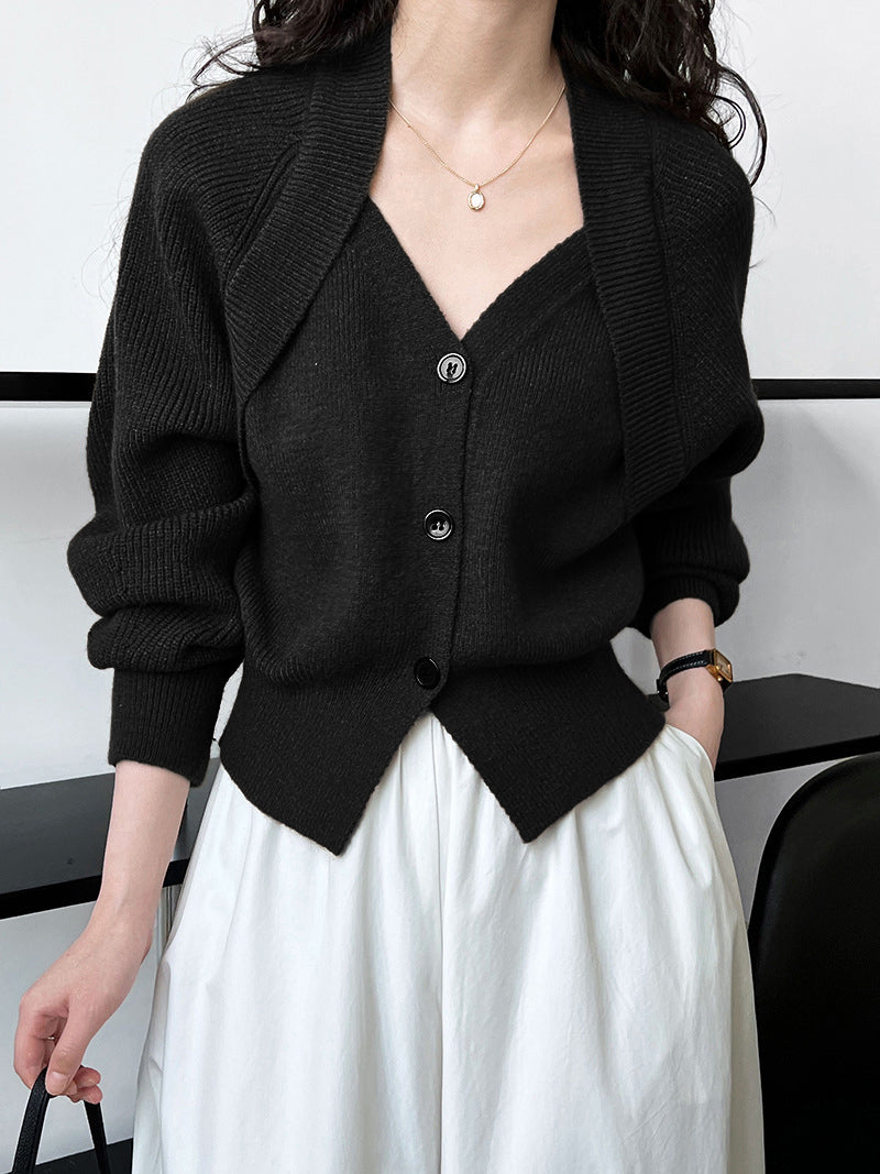 Sweter z dekoltem w serek i guzikami w stylu patchwork