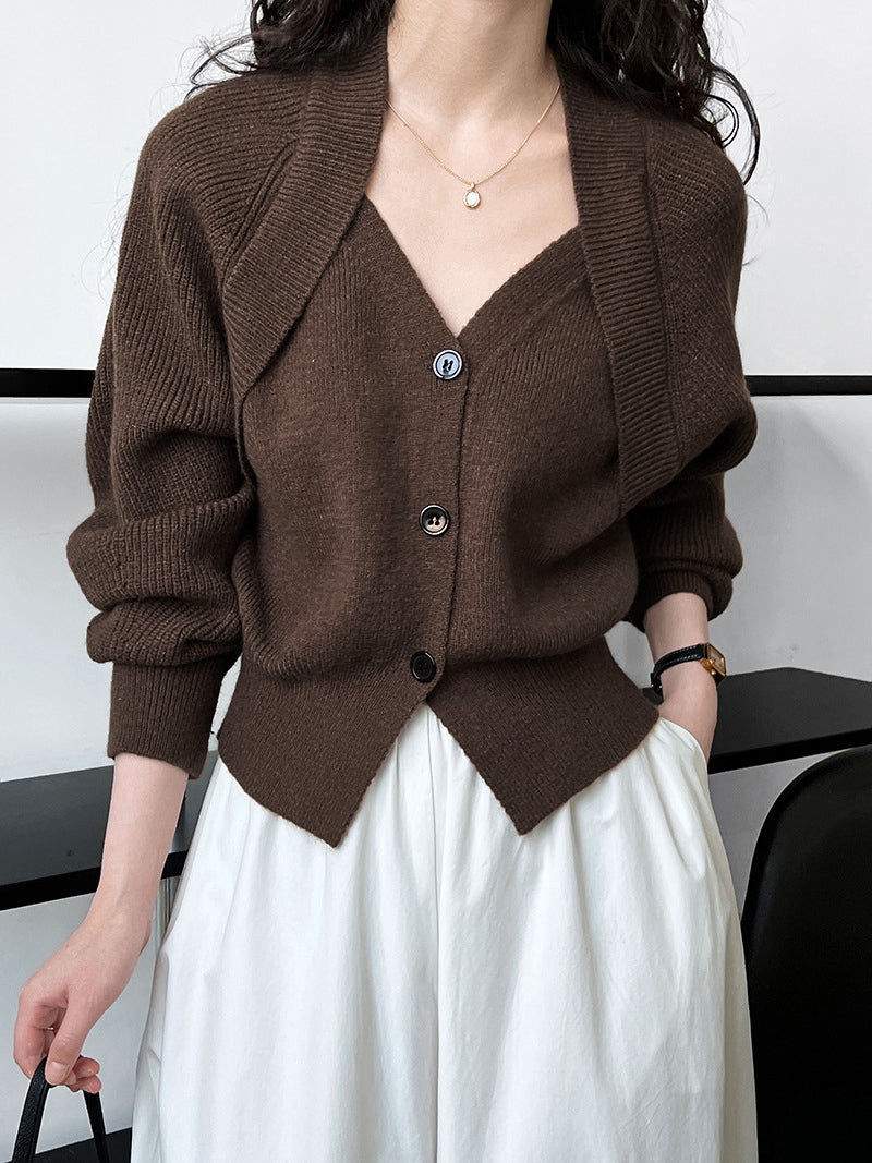 Sweter z dekoltem w serek i guzikami w stylu patchwork
