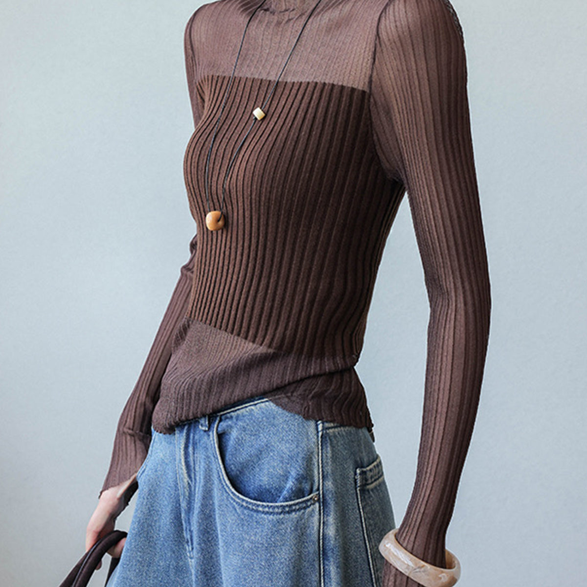 Sweter z przezroczystymi wstawkami