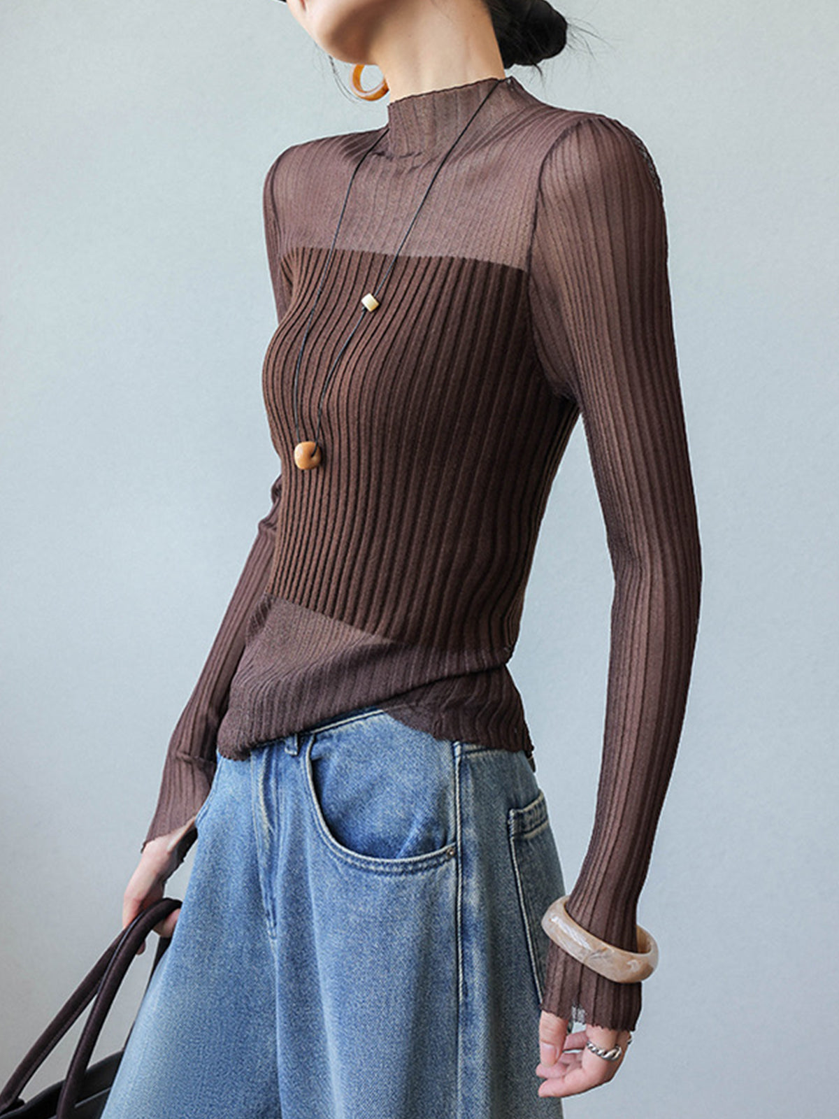 Sweter z przezroczystymi wstawkami