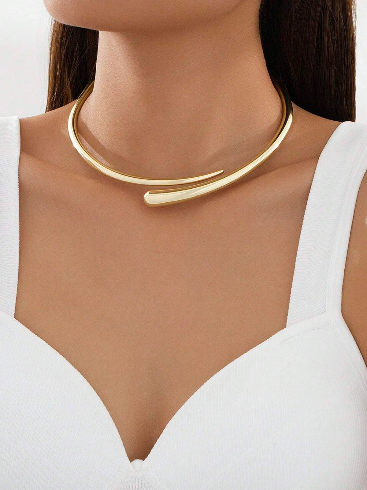 Naszyjnik typu choker z otwartą mankietą w złotym odcieniu