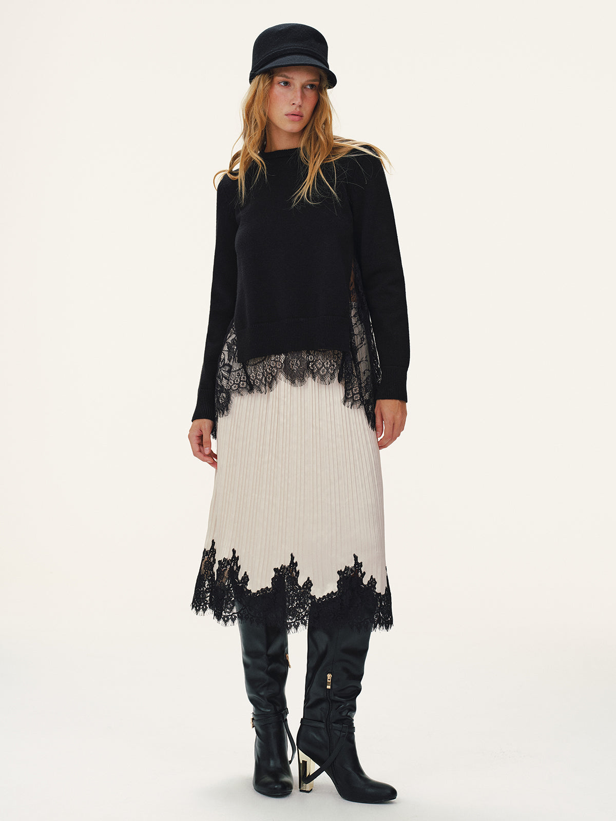 Plisowana spódnica midi z koronkowym wykończeniem