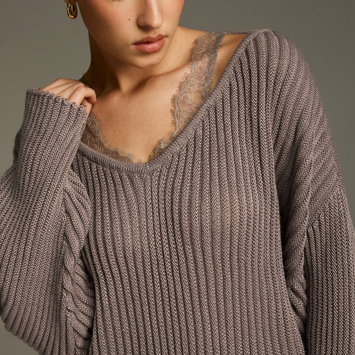 Sweter z koronkowym panelem z mieszanki wełny