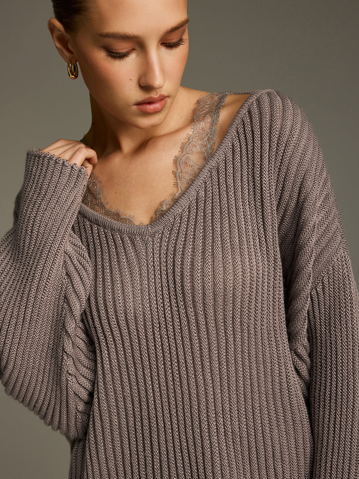 Sweter z koronkowym panelem z mieszanki wełny