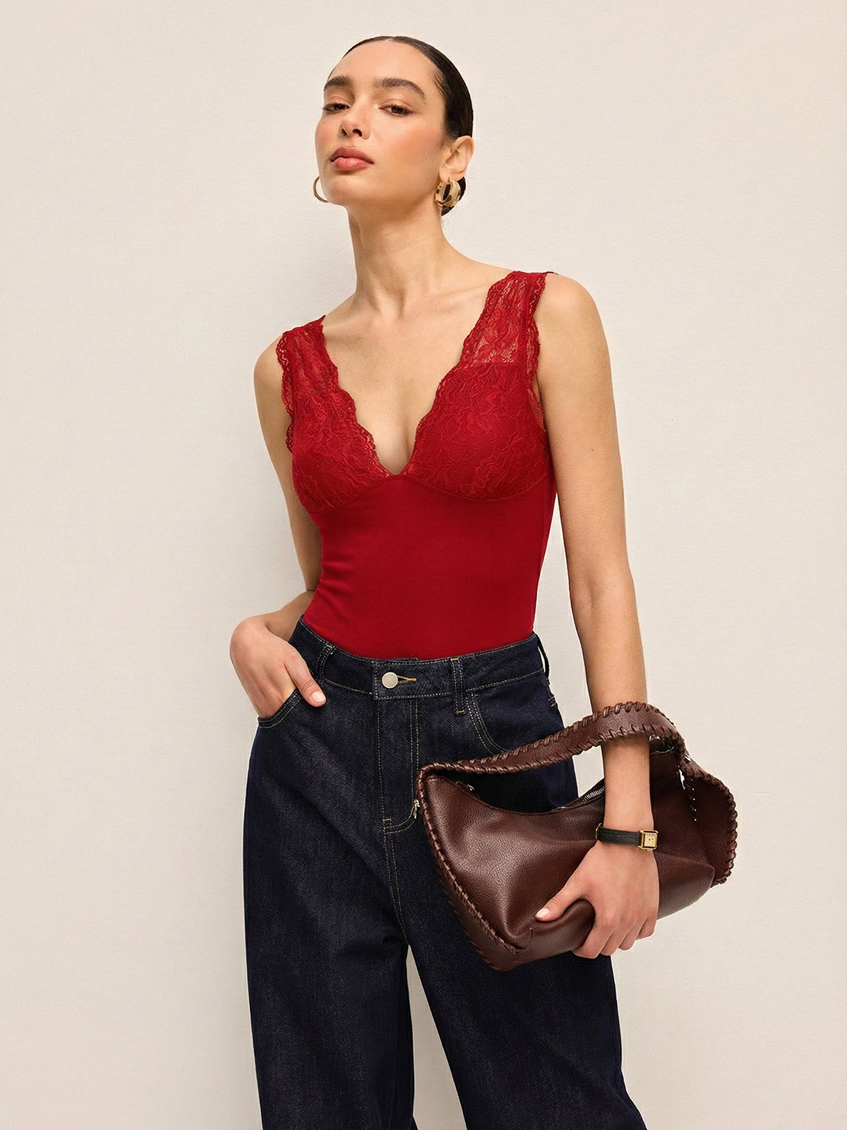 Body z głębokim dekoltem w serek i koronkowym wykończeniem