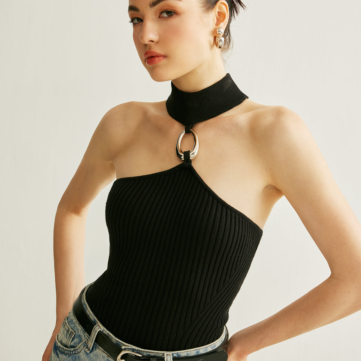 Prążkowany top halter z detalem pierścienia