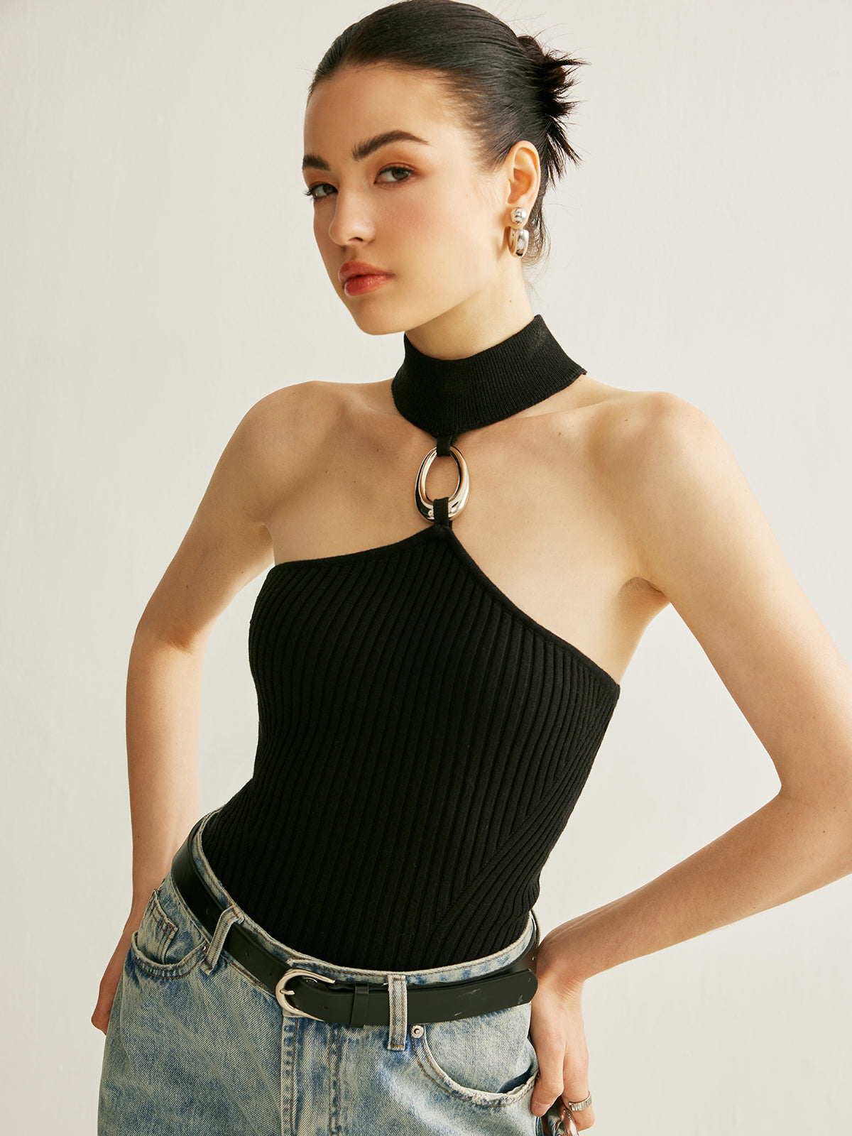 Prążkowany top halter z detalem pierścienia