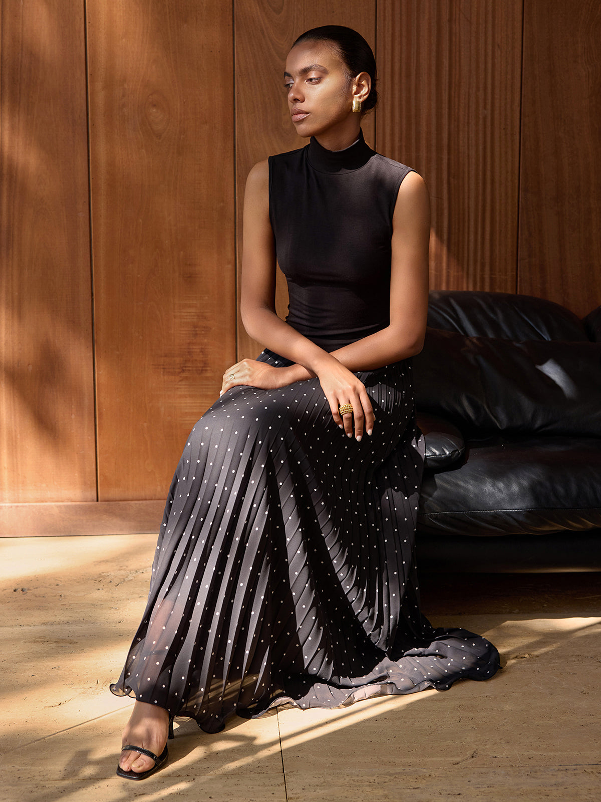 Sukienka maxi z golfem i plisami w grochy