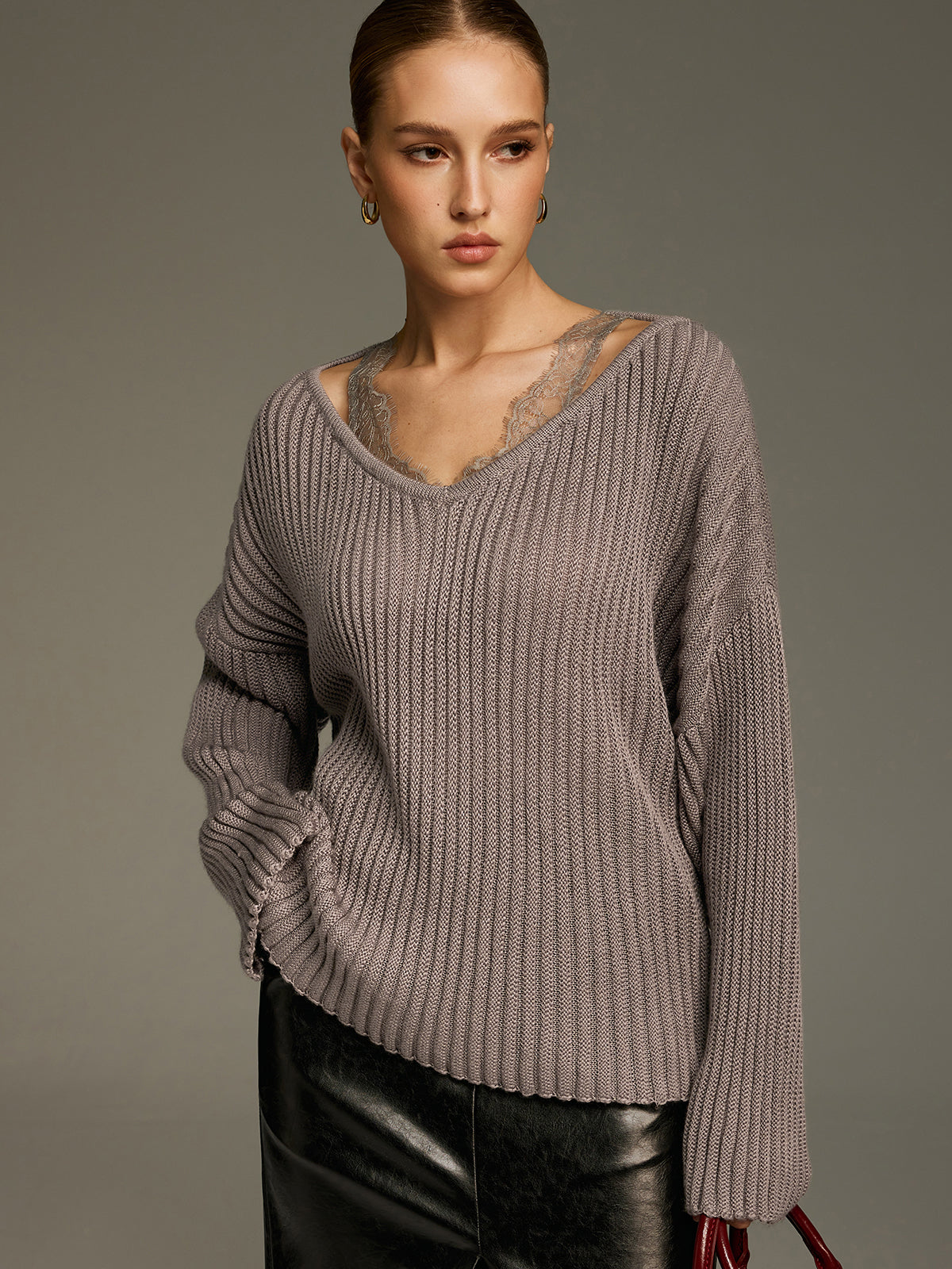 Sweter z koronkowym panelem z mieszanki wełny