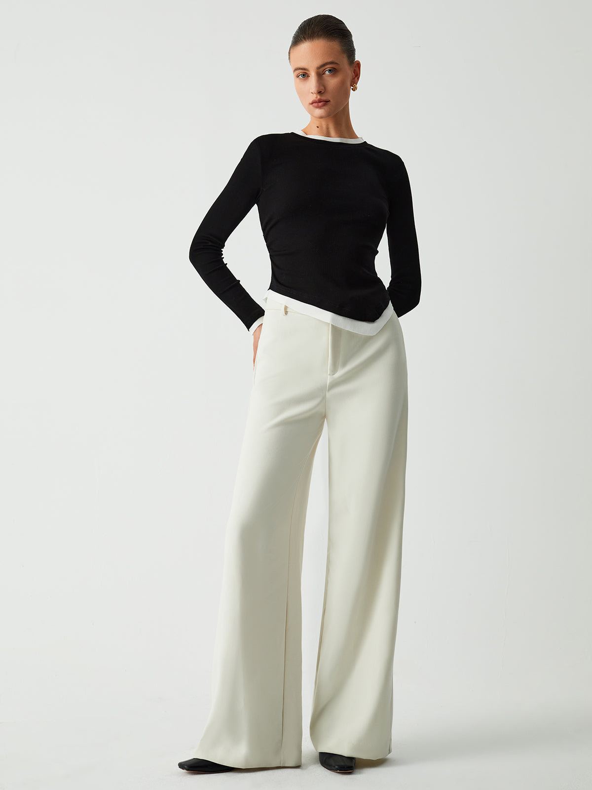 Koszula z asymetrycznym dołem i kontrastowym wykończeniem