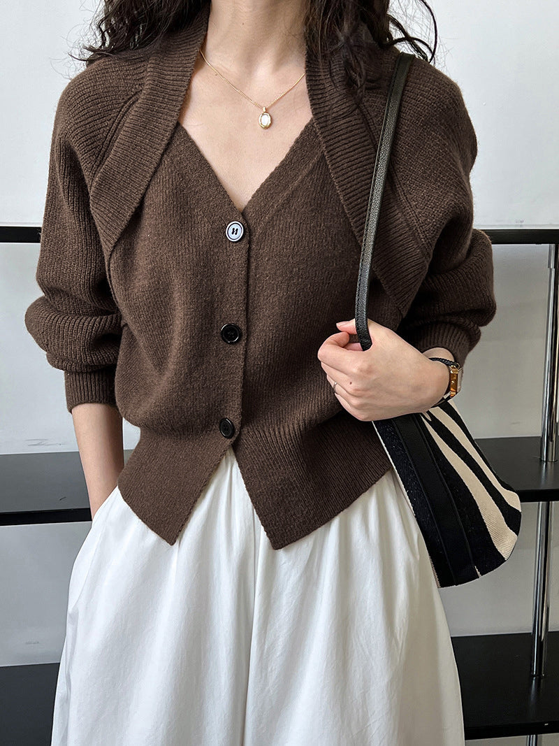 Sweter z dekoltem w serek i guzikami w stylu patchwork