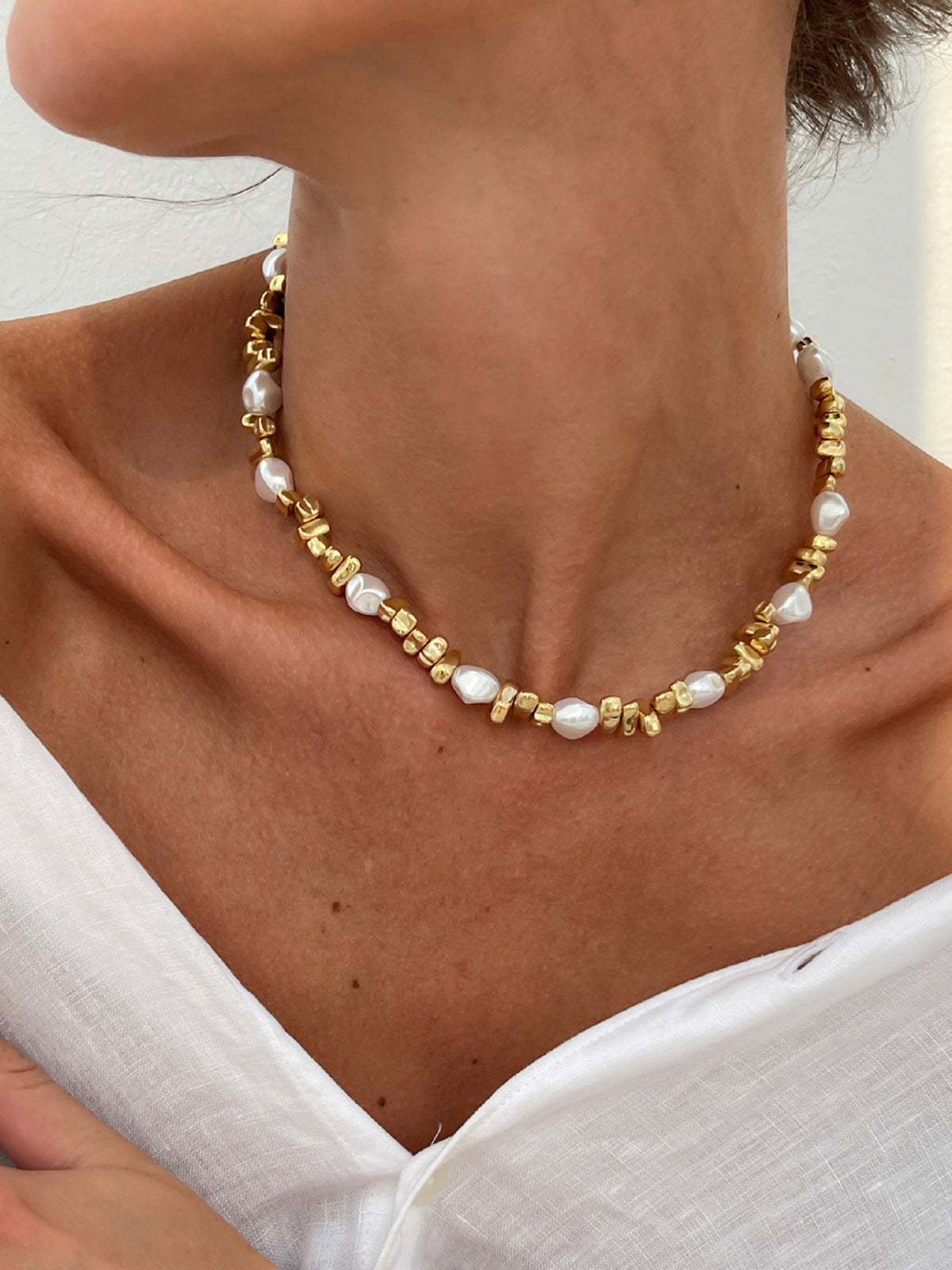 Naszyjnik choker z pereł i złotych koralików