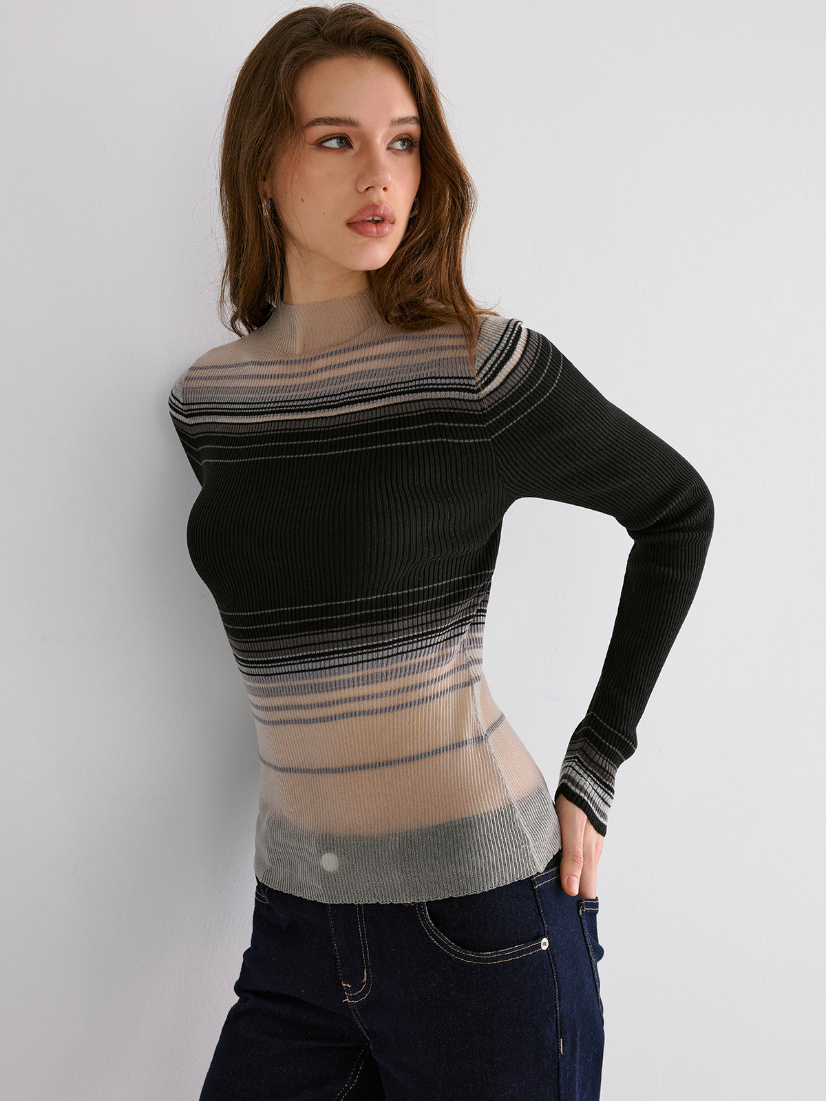 Sweter z gradientowej siatki