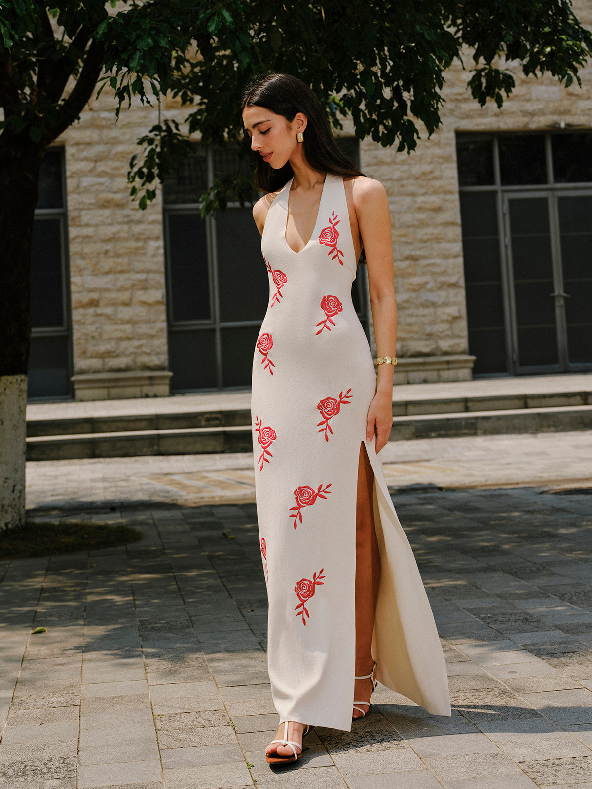 Haftowana dzianinowa sukienka z rozcięciem na szyję