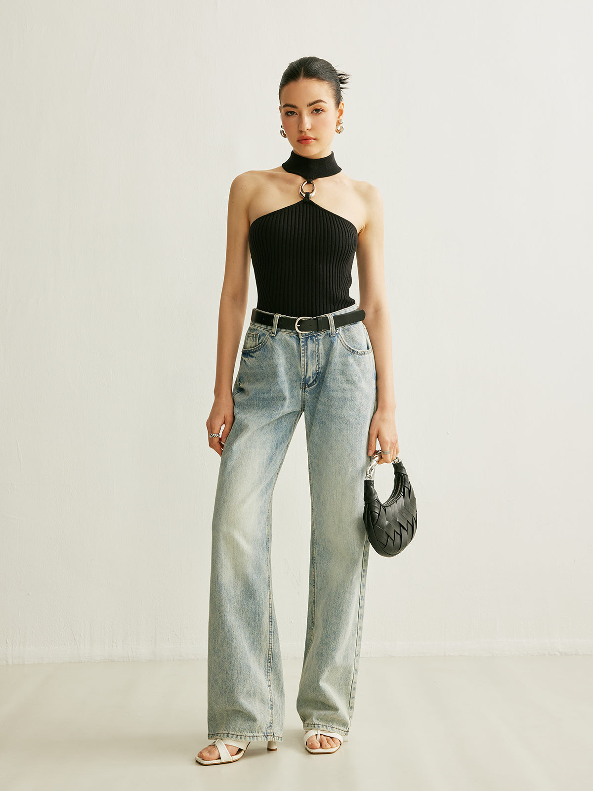 Prążkowany top halter z detalem pierścienia