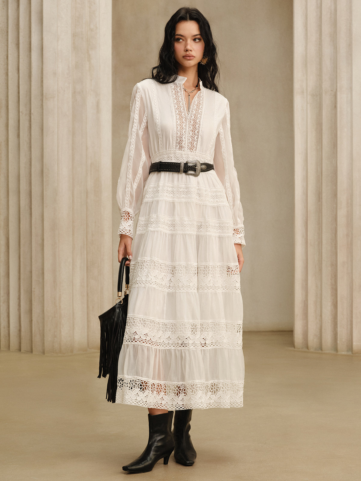 Sukienka maxi z półprzezroczystym koronkowym panelem bez paska