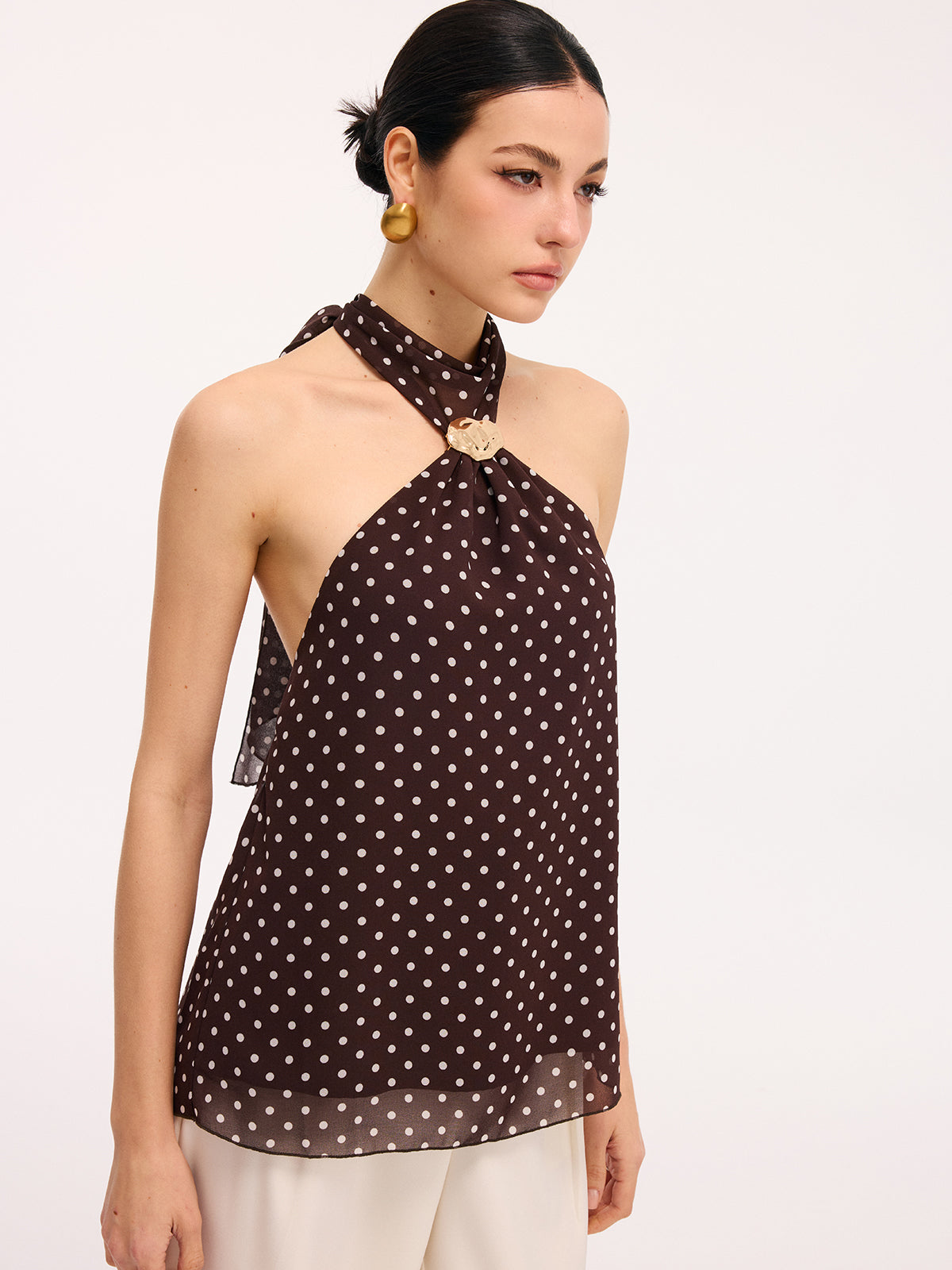 Top z odkrytymi plecami w grochy z metalowym detalem