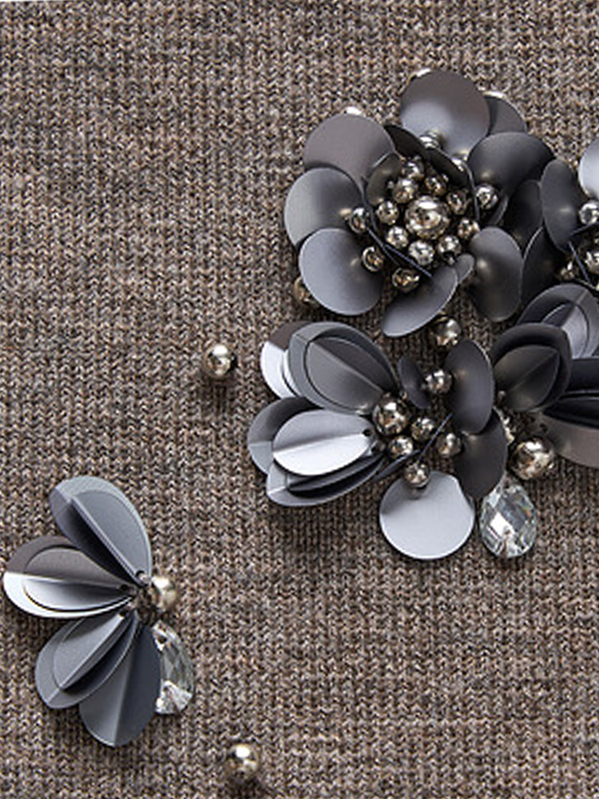 Spódnica z wełnianej mieszanki z plisami i cekinami