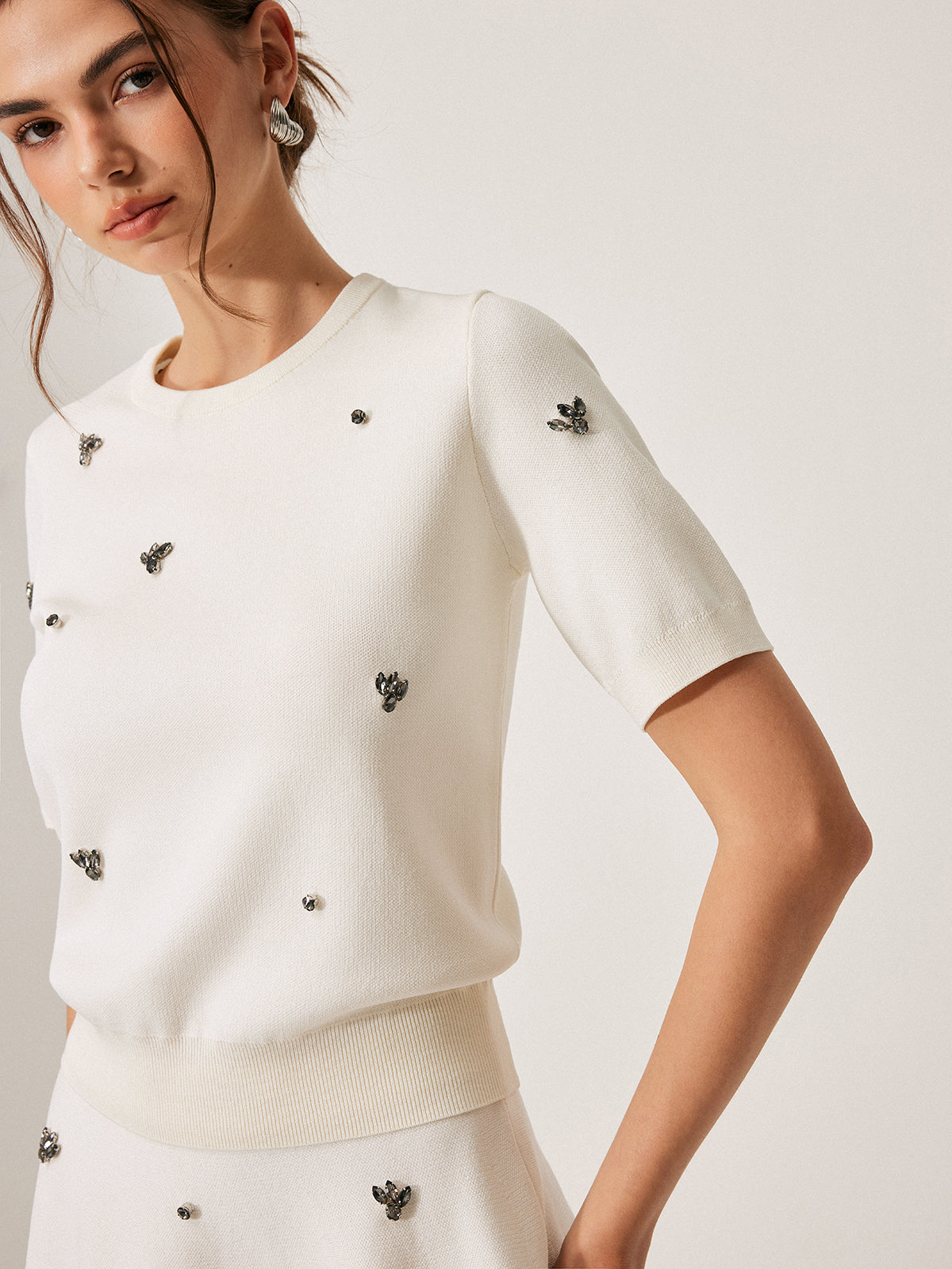Sweter z krótkim rękawem i metalowym detalem