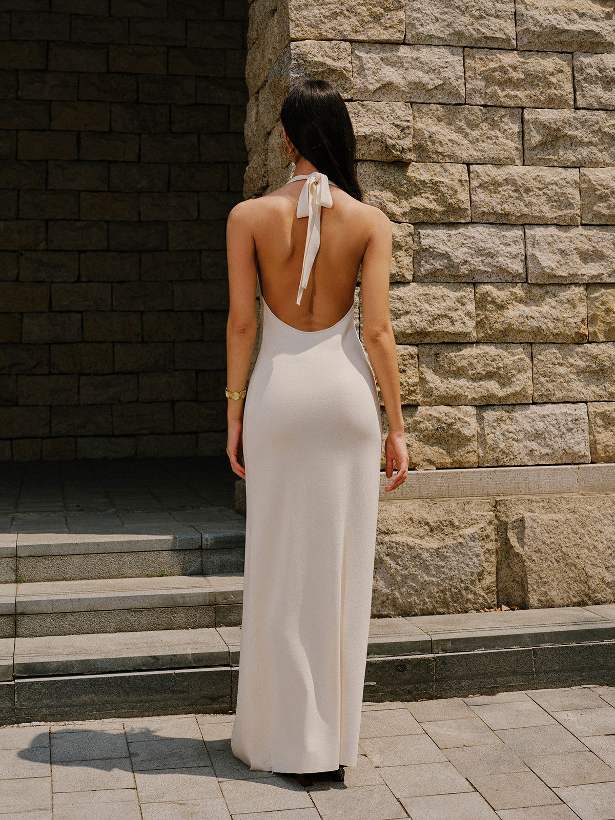 Haftowana dzianinowa sukienka z rozcięciem na szyję