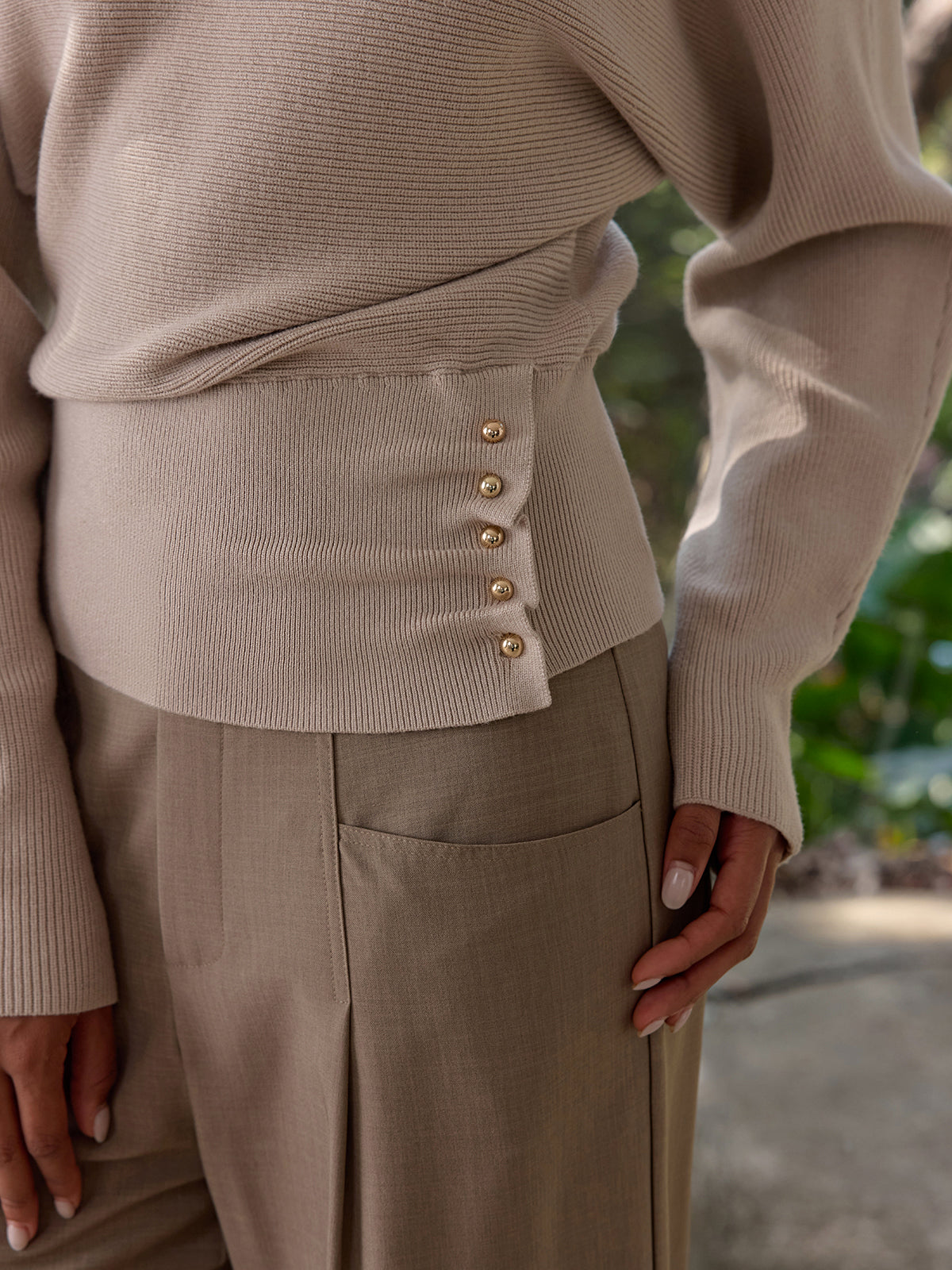 Sweter z prążkowanej dzianiny z metalowymi detalami