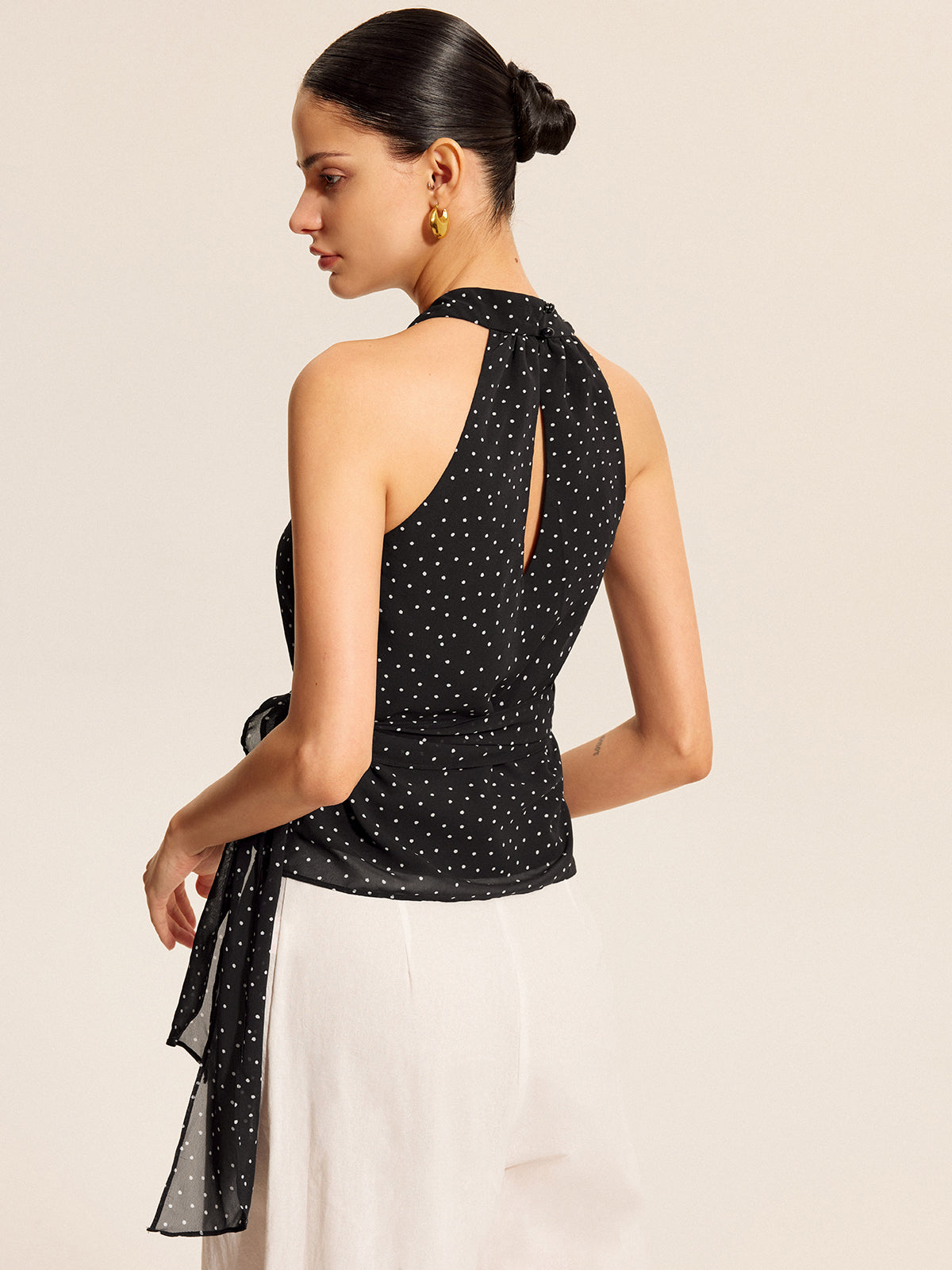 Halter top z wiązaniem i kropkami