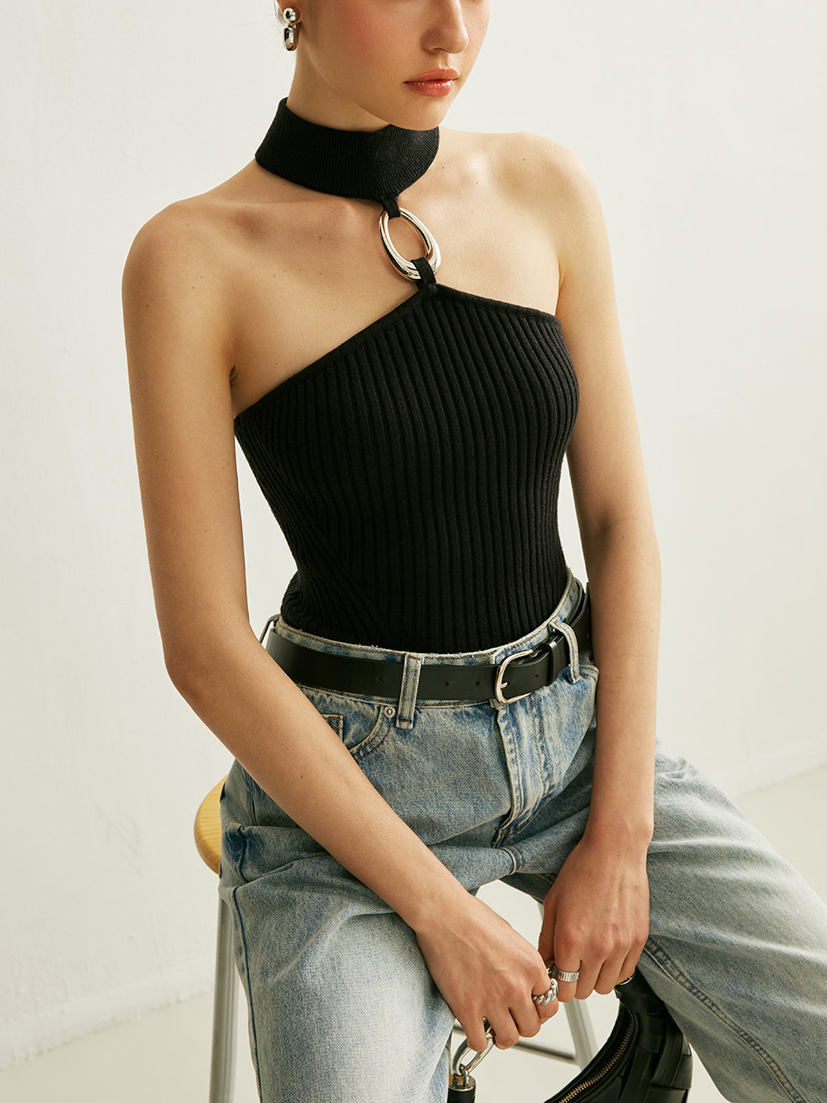 Prążkowany top halter z detalem pierścienia