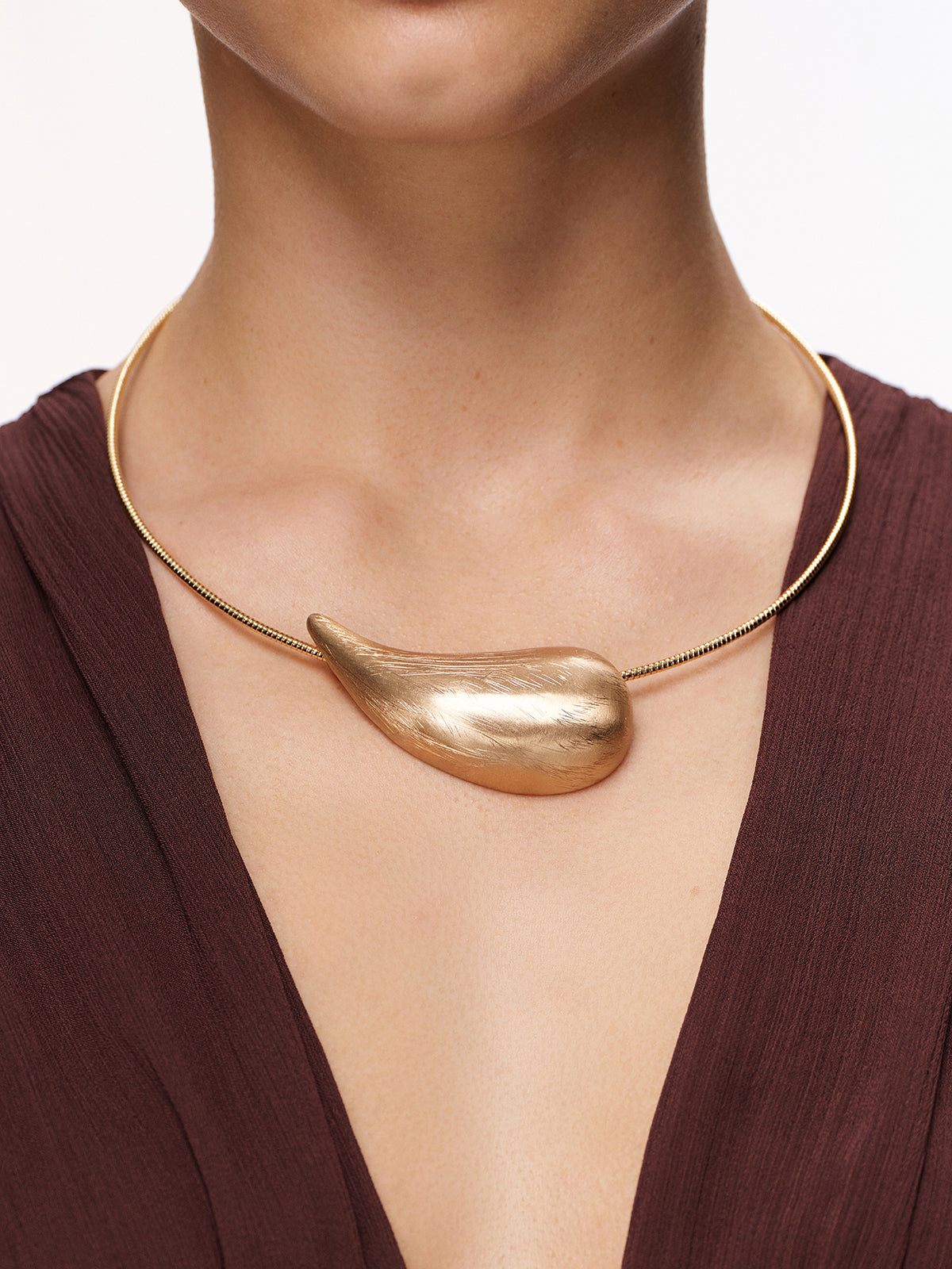 Naszyjnik typu choker w kształcie łzy