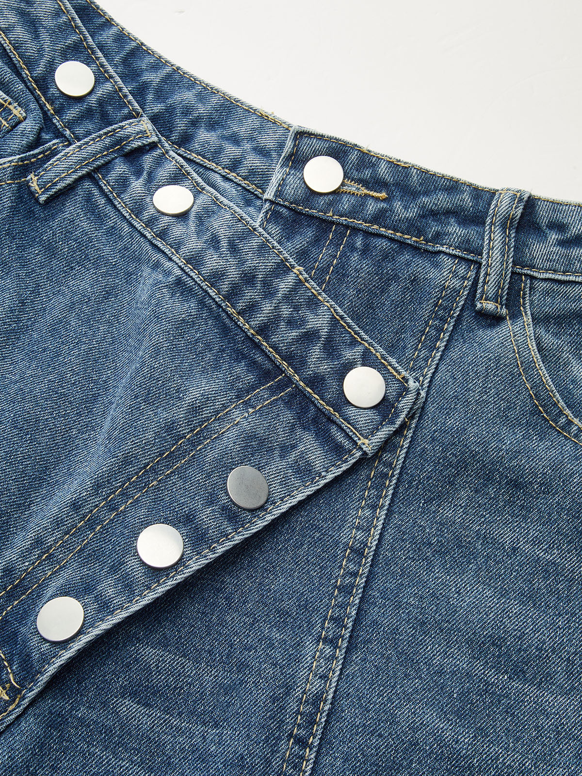 Asymetryczne spodnie z guzikami z denimu