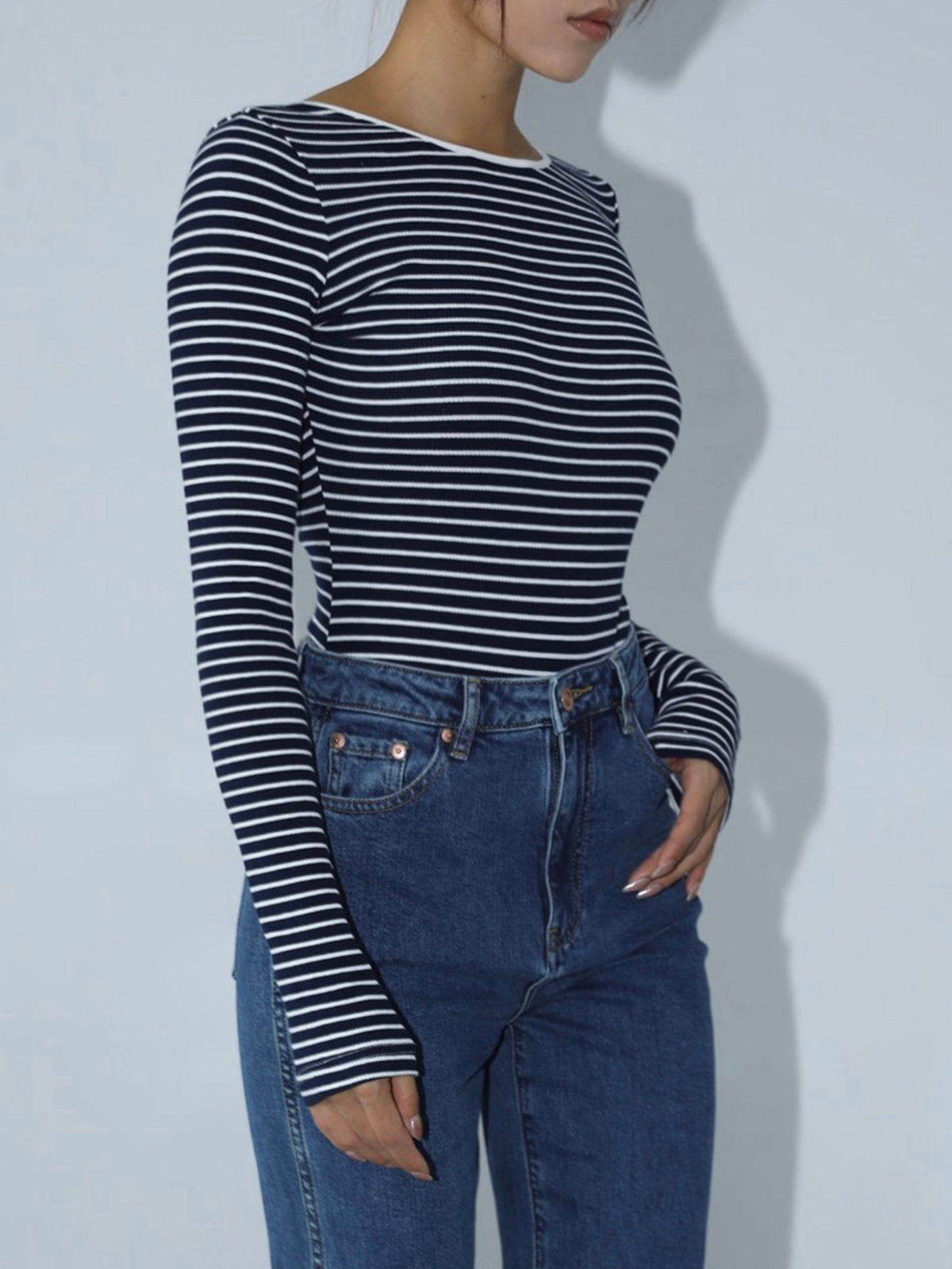 Body z długim rękawem i paskami z odkrytymi plecami