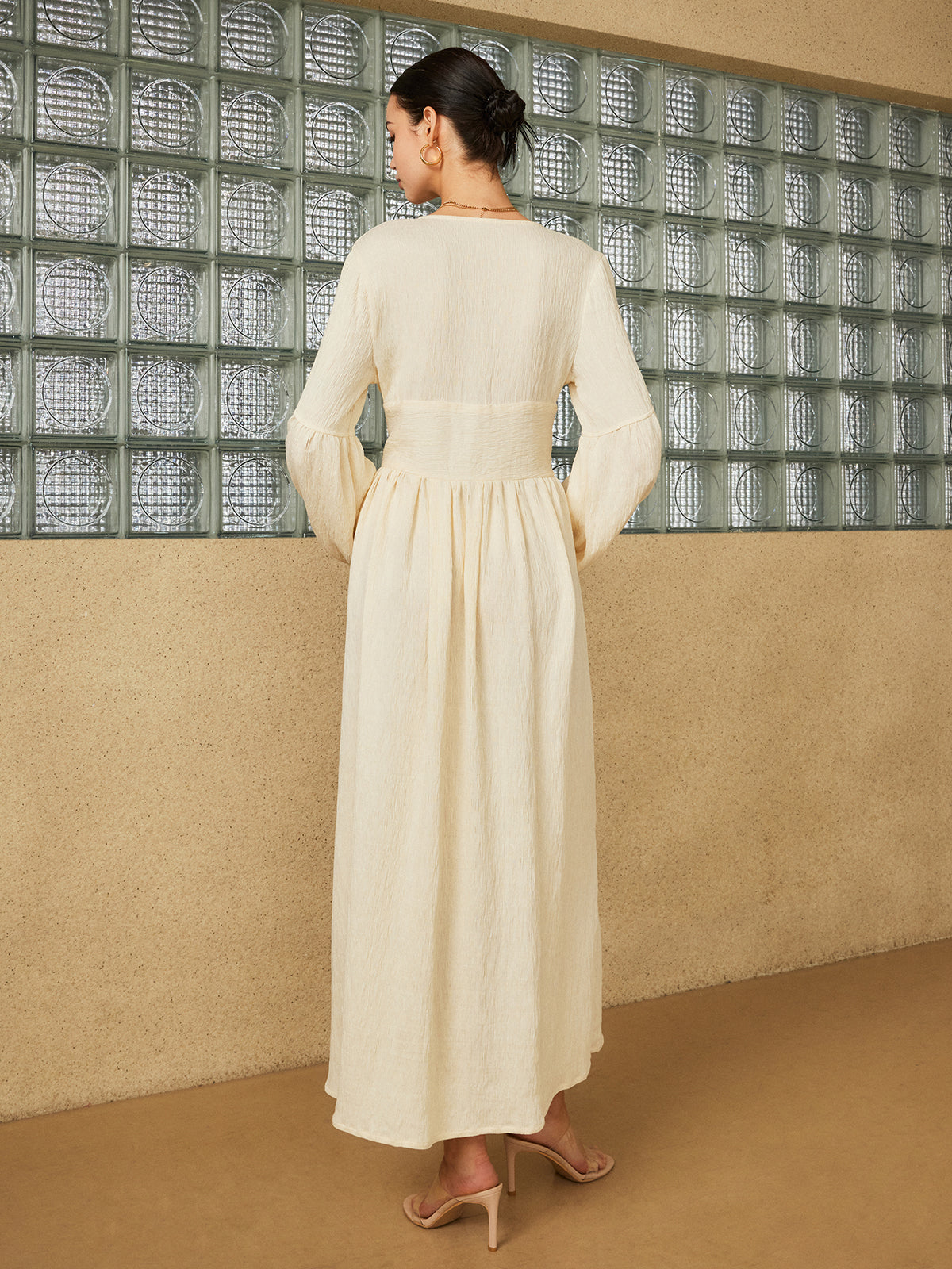 Boho sukienka z długim rozcięciem i guzikami