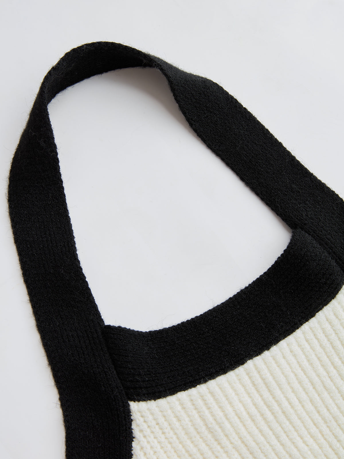 Sweter z wycięciami i blokami kolorów