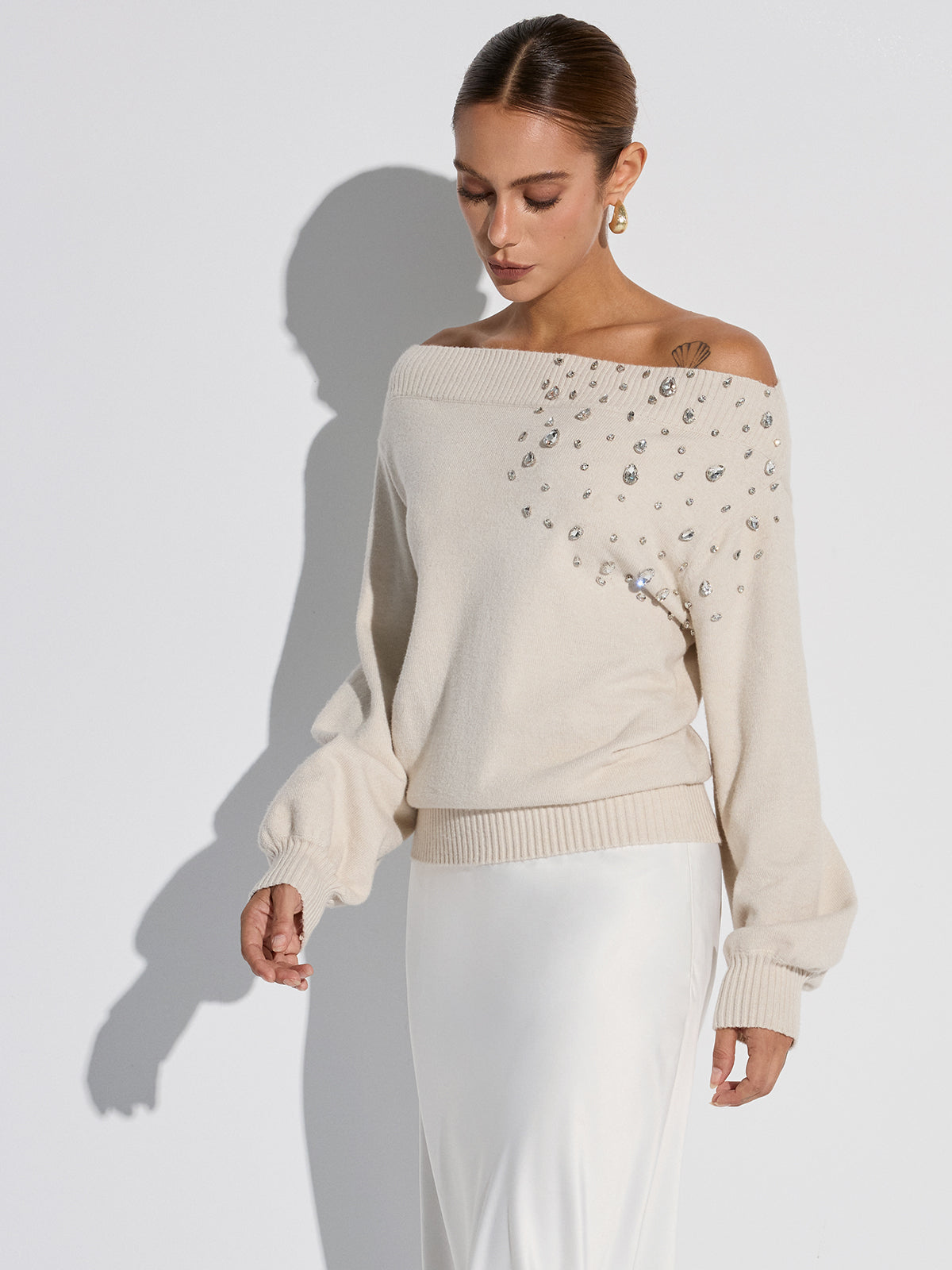Sweter z odkrytymi ramionami zdobiony kryształkami