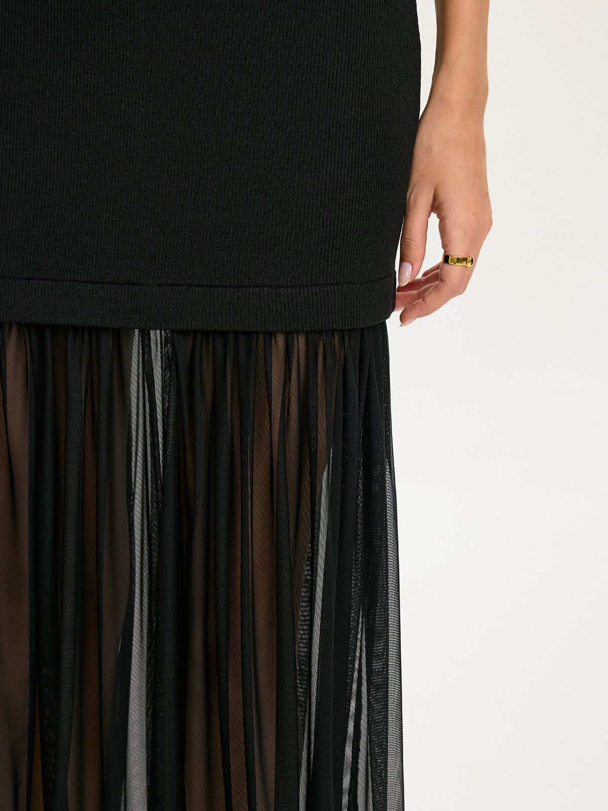 Przezroczysta sukienka dzianinowa bez rękawów z plisowanym dołem