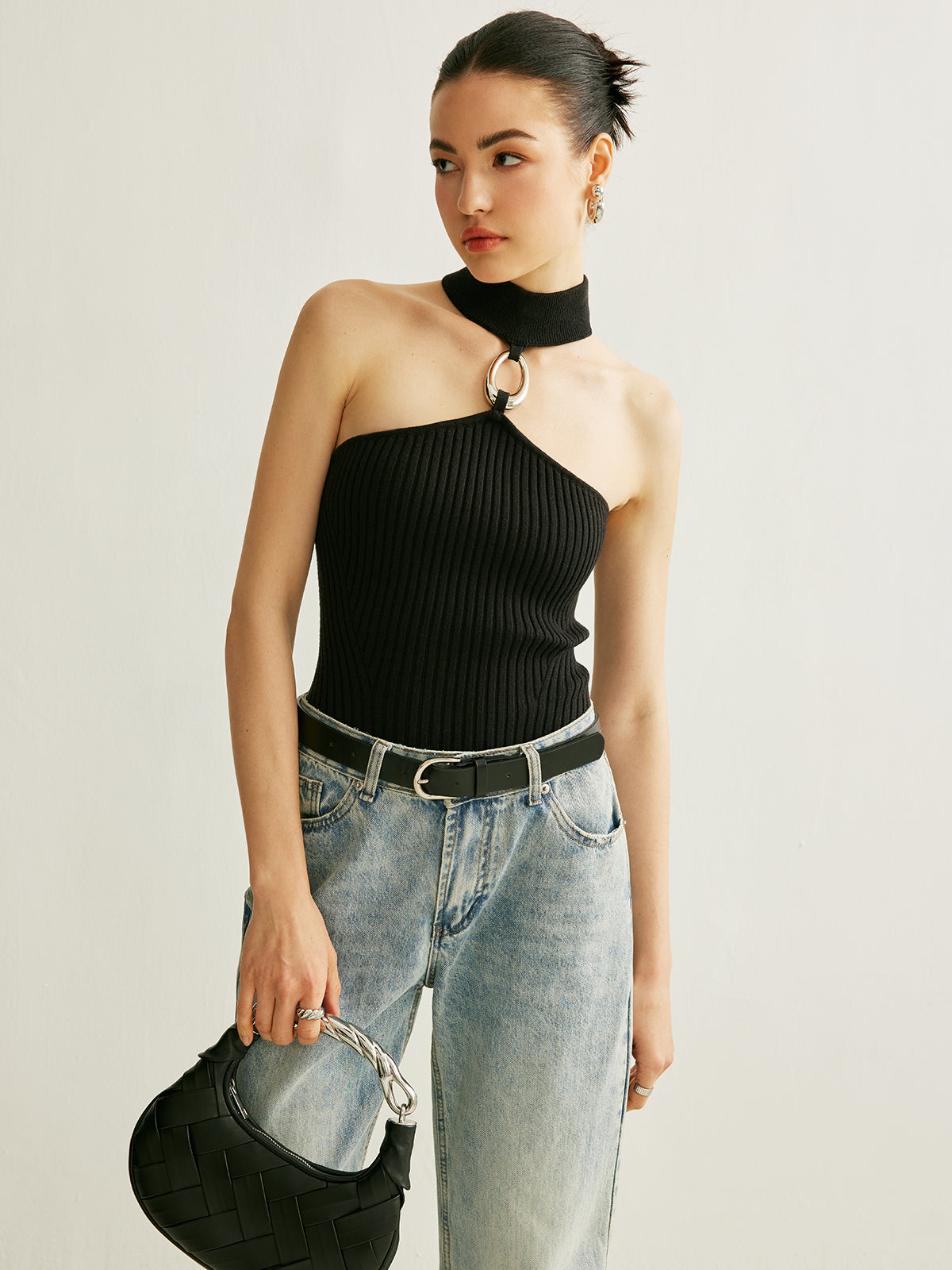 Prążkowany top halter z detalem pierścienia