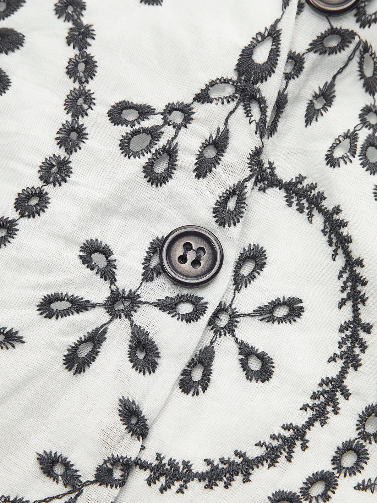 Haftowana sukienka z dekoltem w serek i paskiem