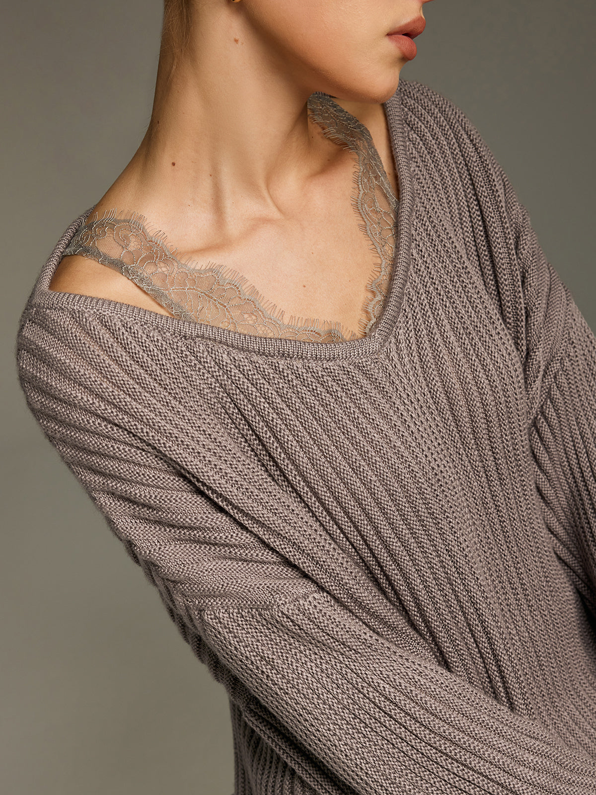 Sweter z koronkowym panelem z mieszanki wełny