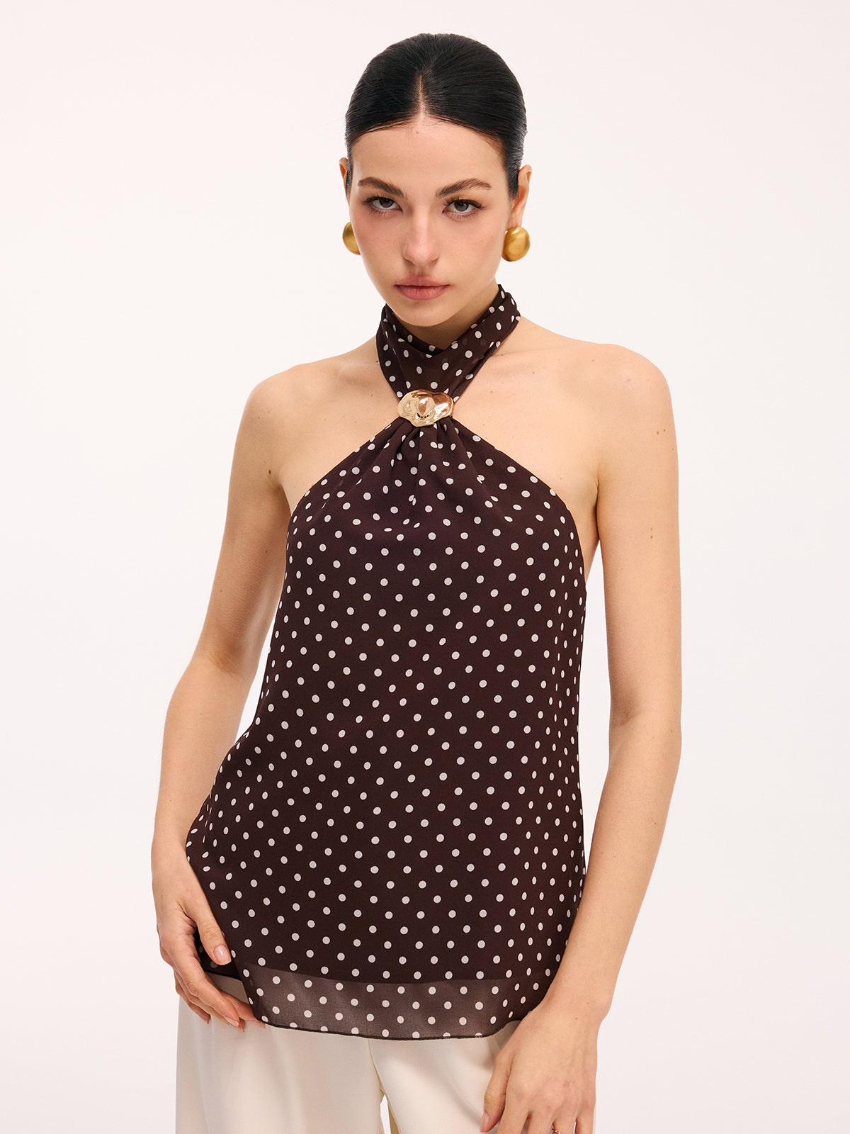 Top z odkrytymi plecami w grochy z metalowym detalem