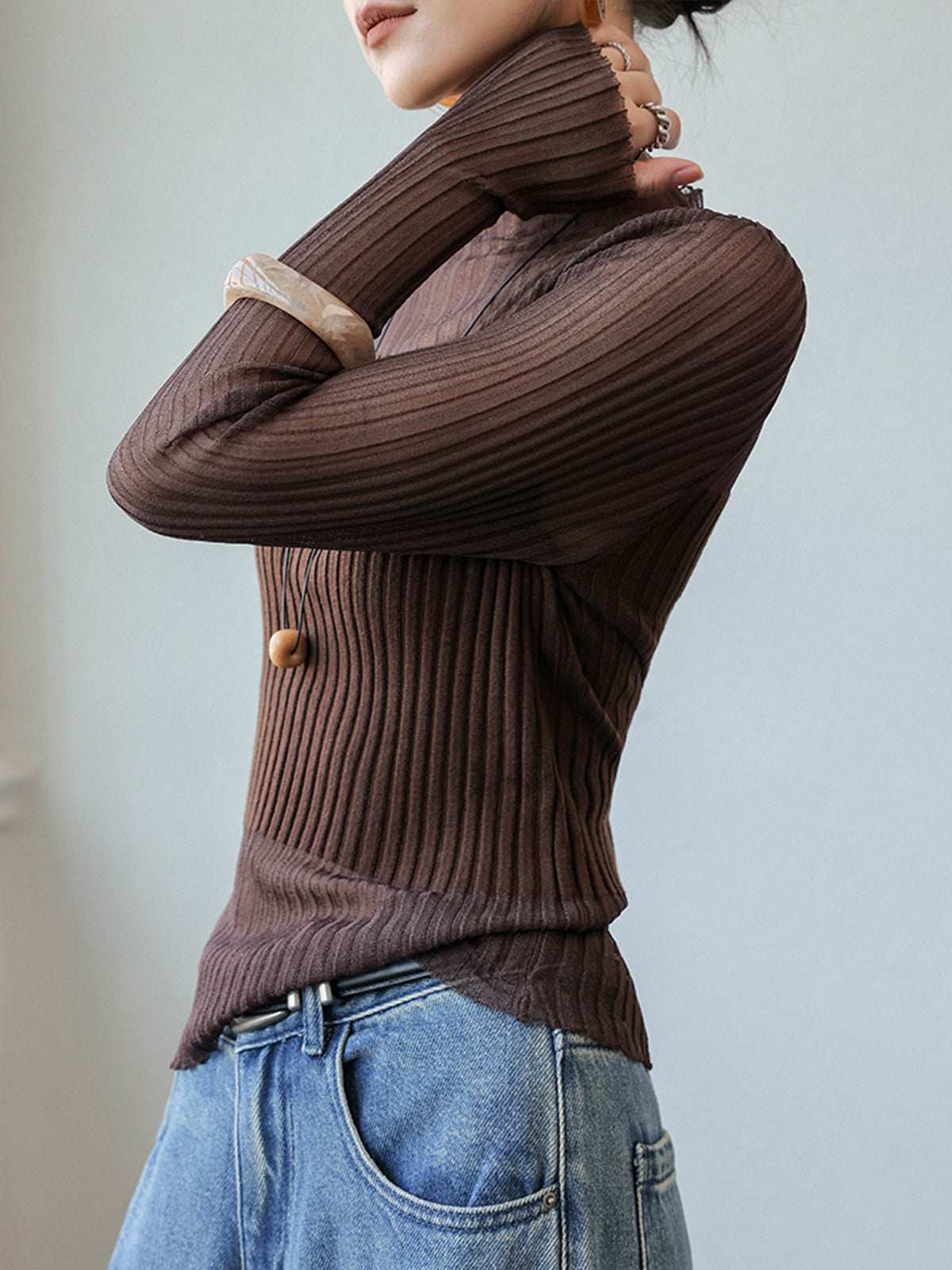 Sweter z przezroczystymi wstawkami